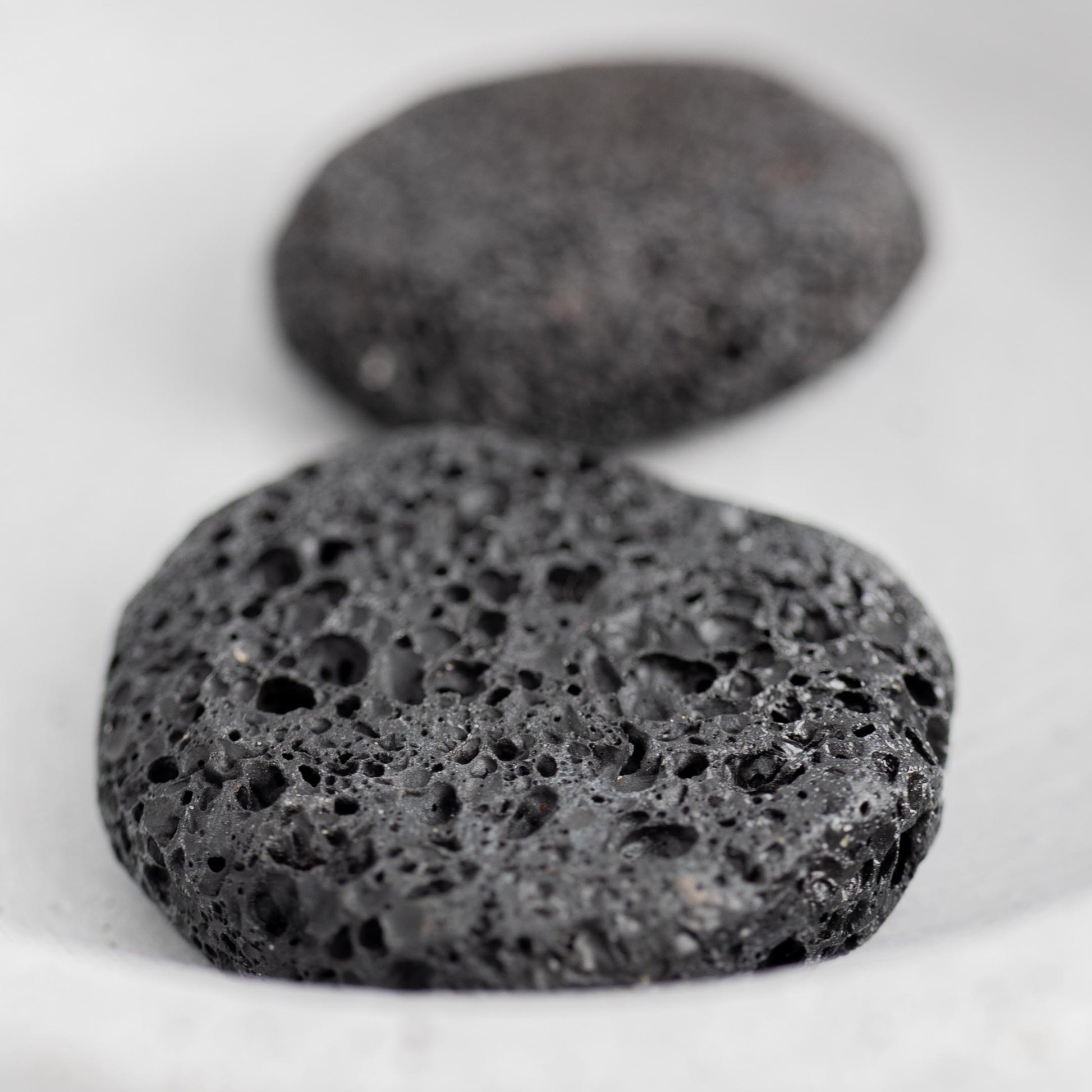 Flachstein Lava – erdend, feurig & kraftvoll für innere Stabilität.