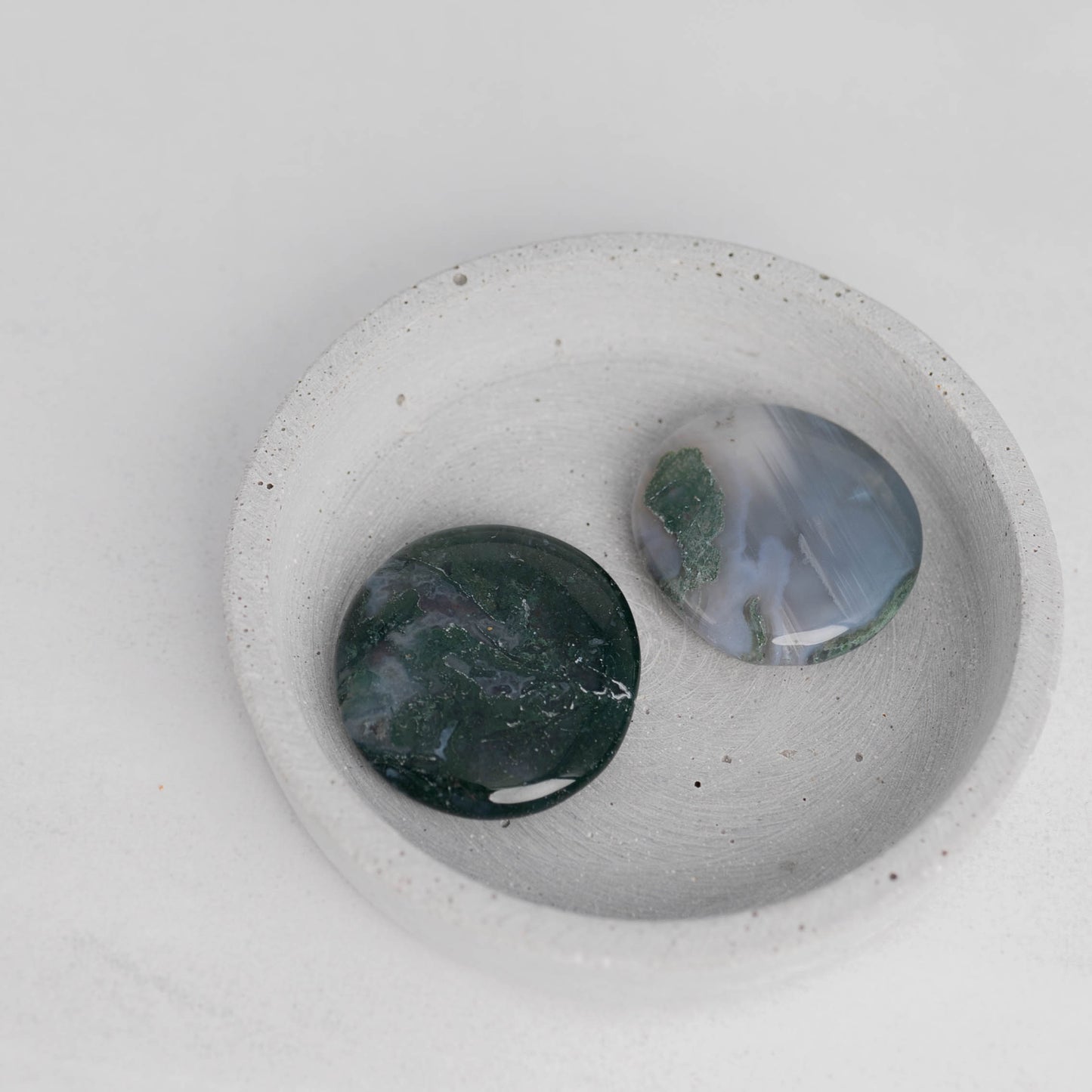 Flachstein Moosachat – befreit den Geist & schenkt neue Perspektiven.