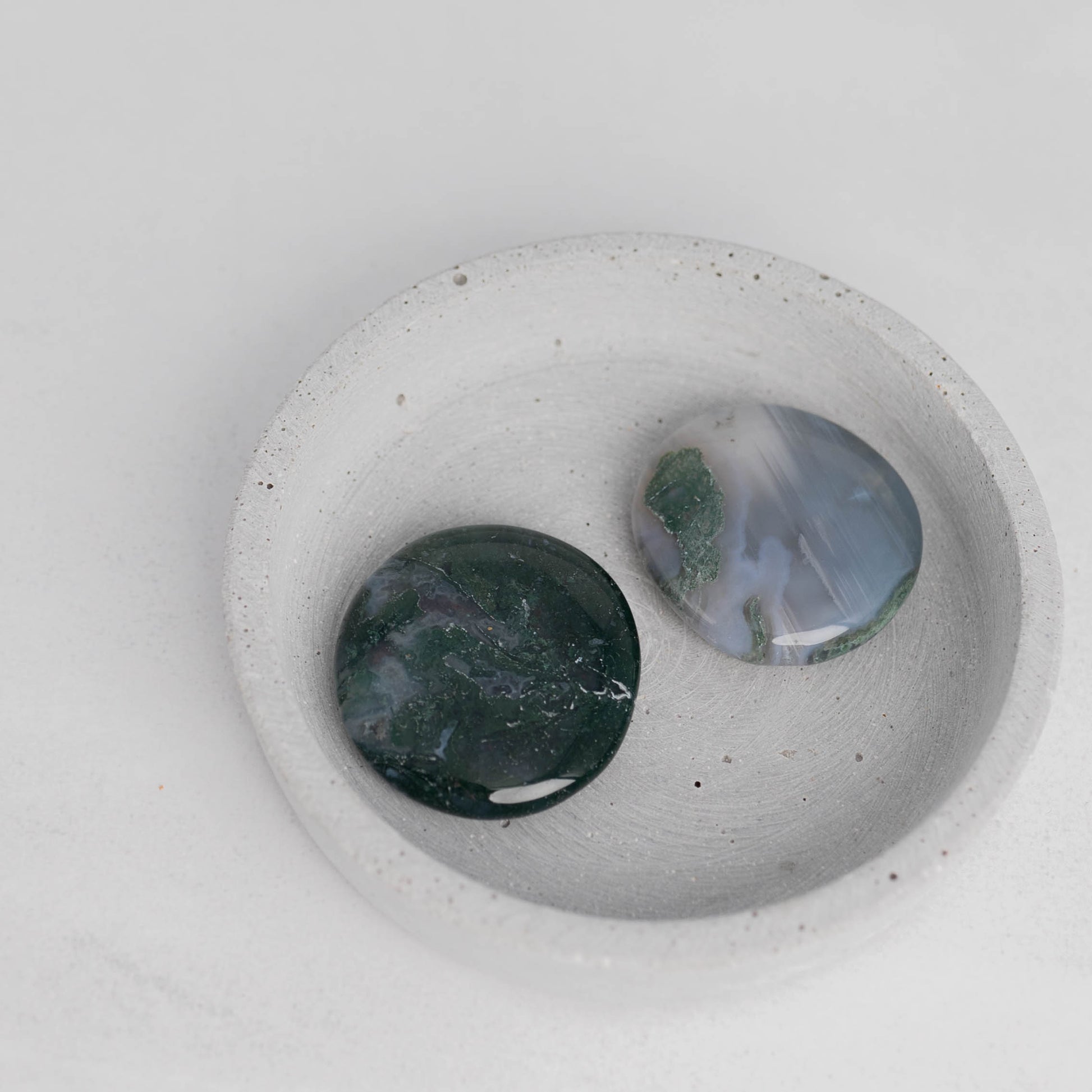 Flachstein Moosachat – befreit den Geist & schenkt neue Perspektiven.