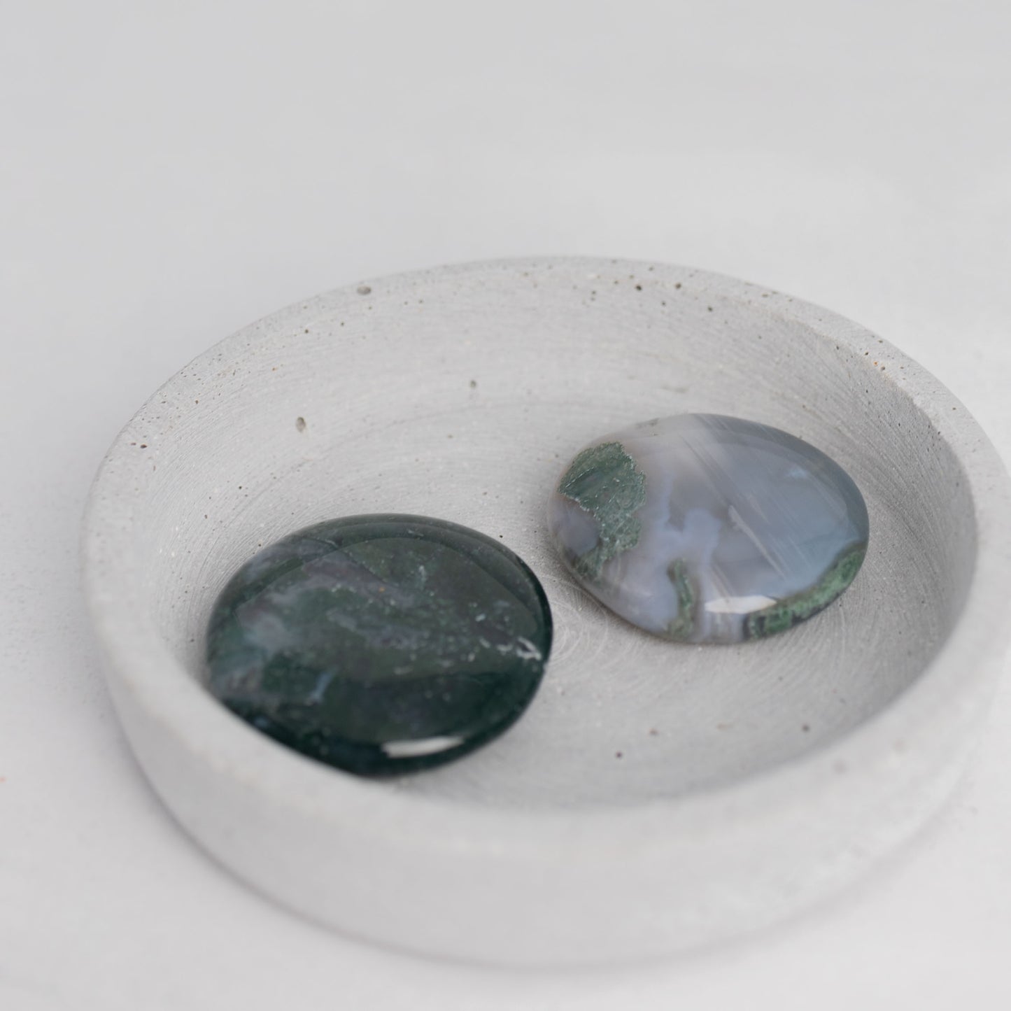 Flachstein Moosachat – befreit den Geist & schenkt neue Perspektiven.