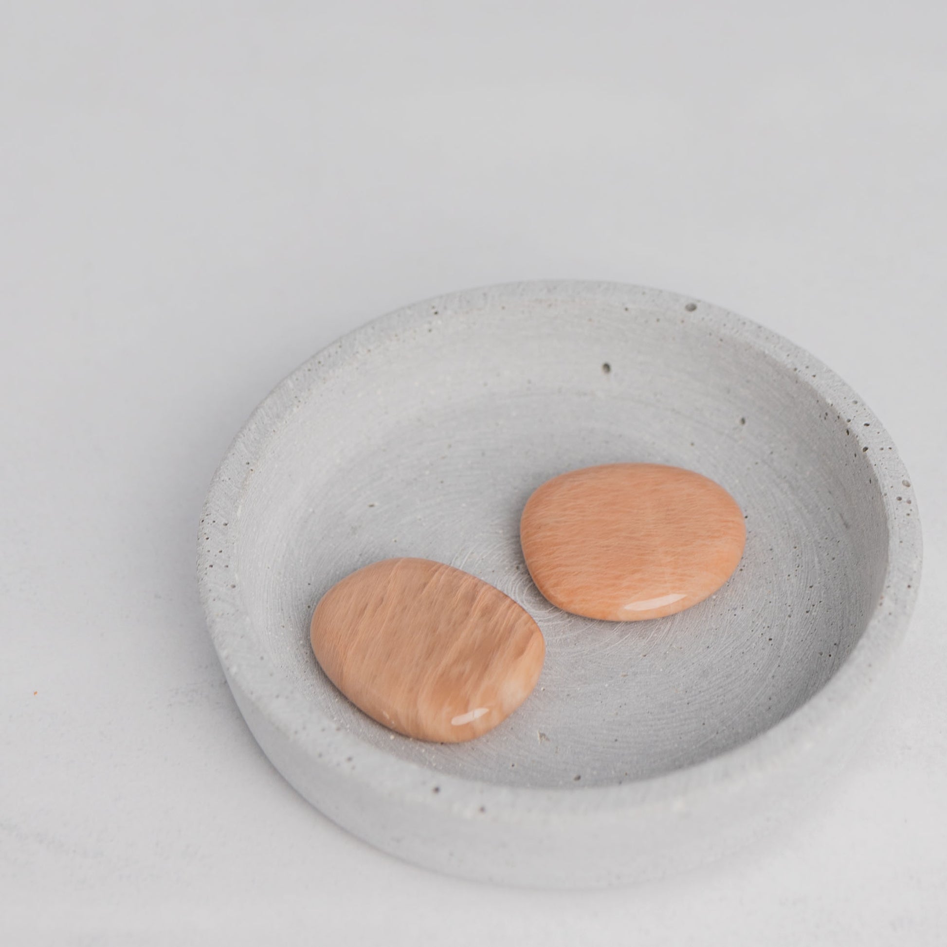 Flachstein Rosé Mondstein – weiche, feminine Energie & Herzenswärme.