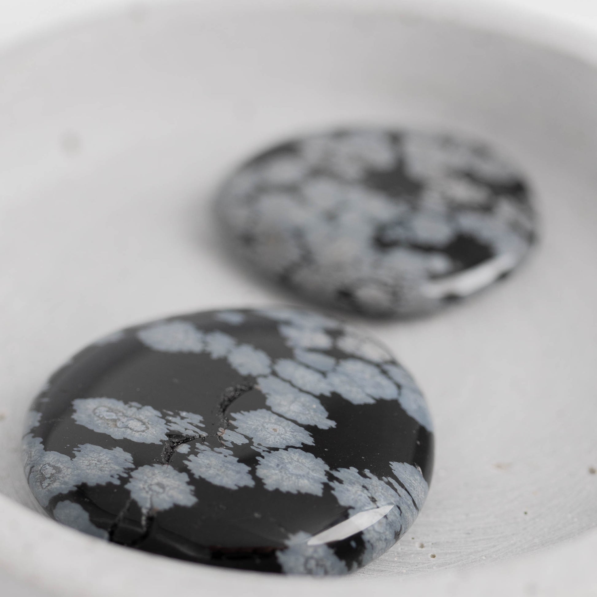 Flachstein Schneeflockenobsidian – löst Blockaden & bringt tiefe Heilung.