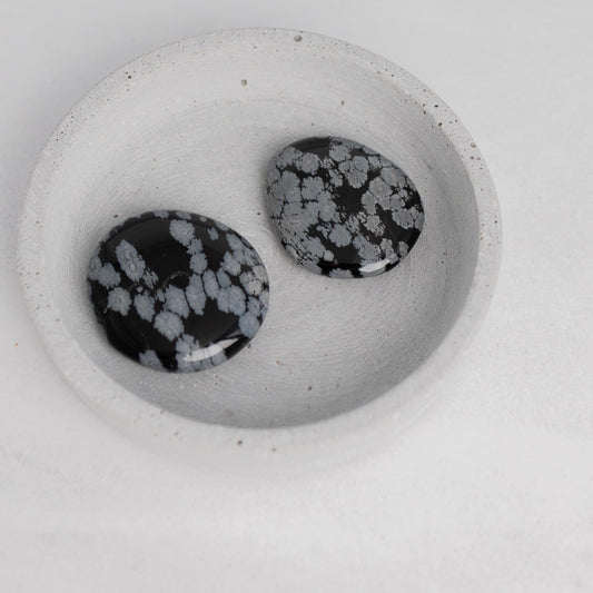 Flachstein Schneeflockenobsidian – löst Blockaden & bringt tiefe Heilung.