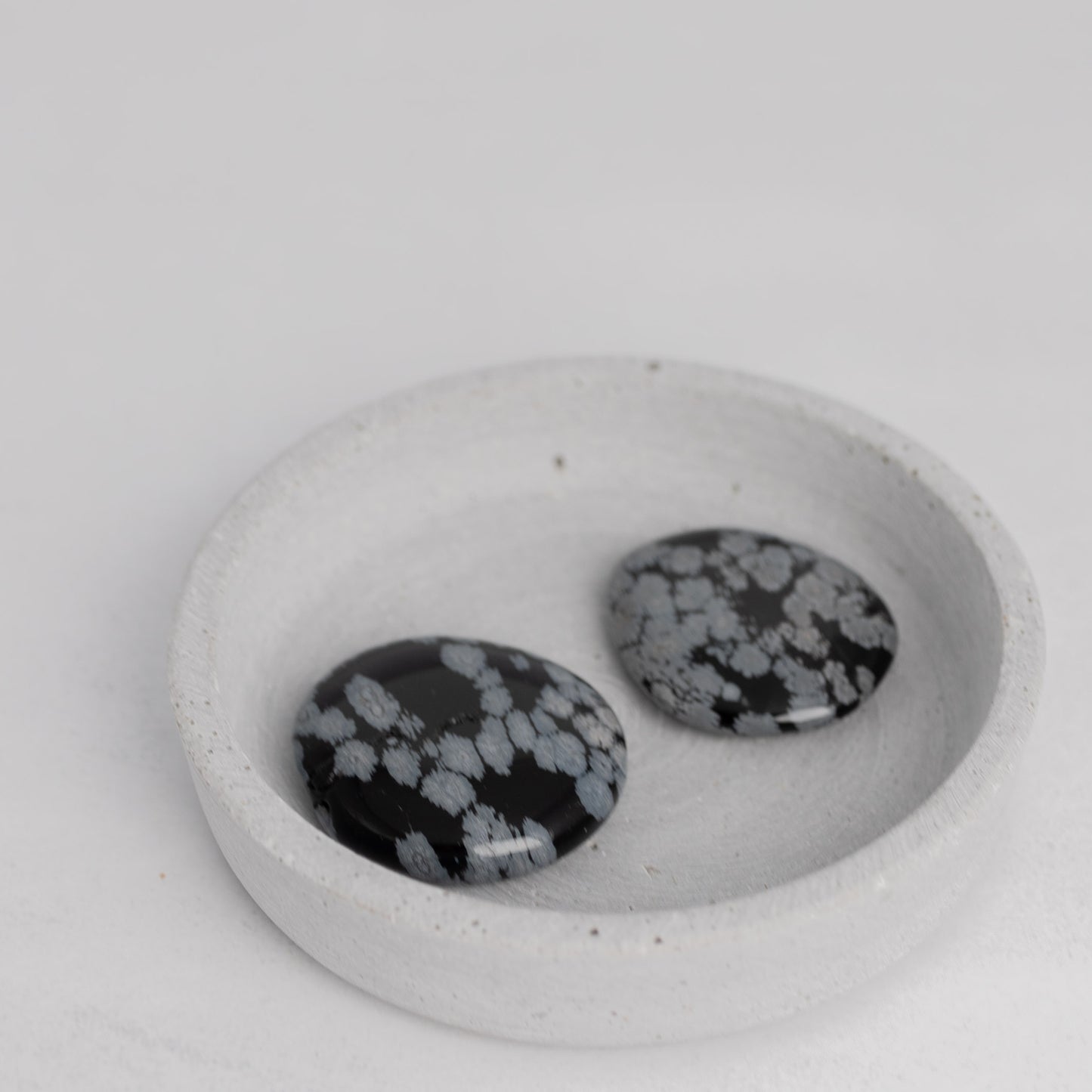 Flachstein Schneeflockenobsidian – löst Blockaden & bringt tiefe Heilung.