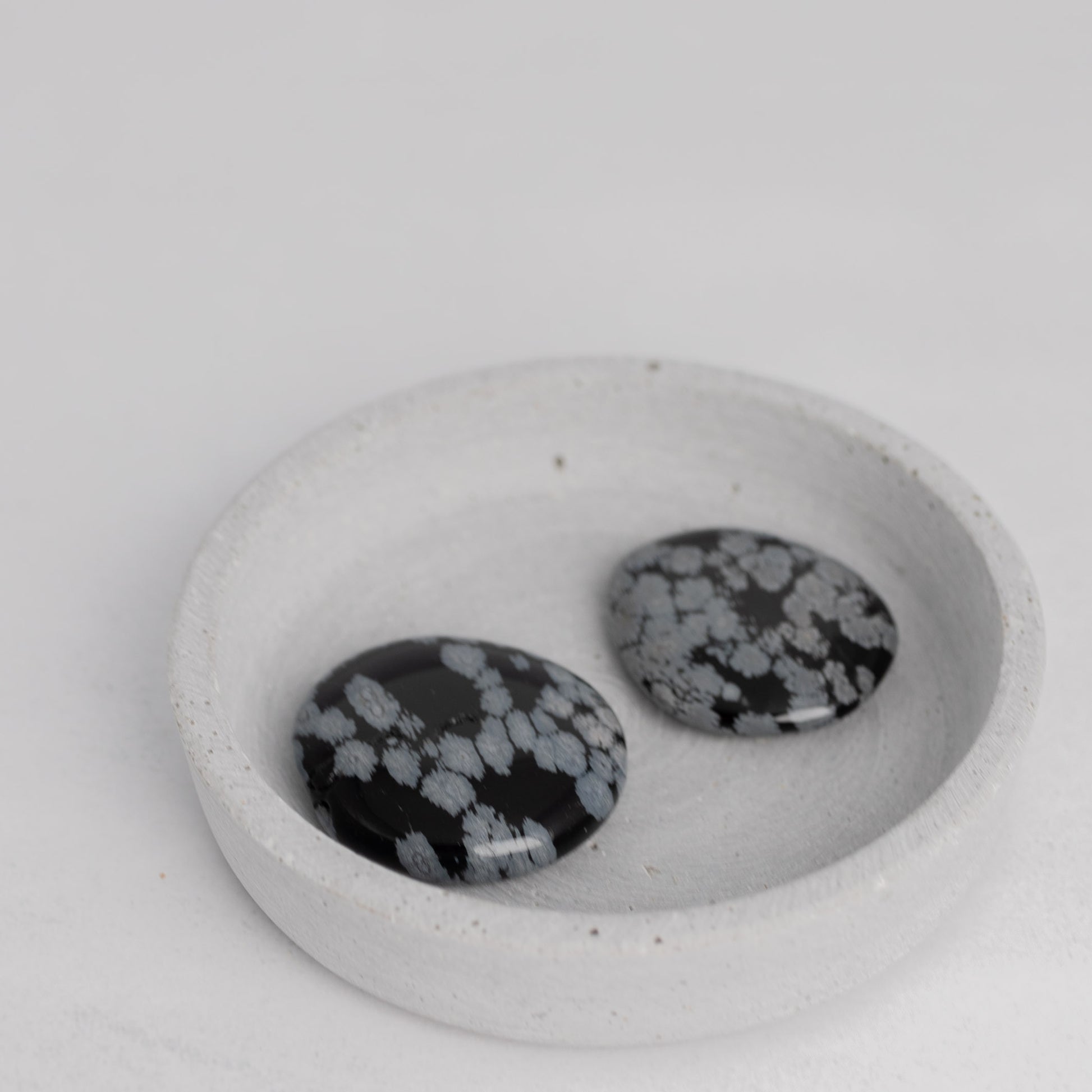 Flachstein Schneeflockenobsidian – löst Blockaden & bringt tiefe Heilung.