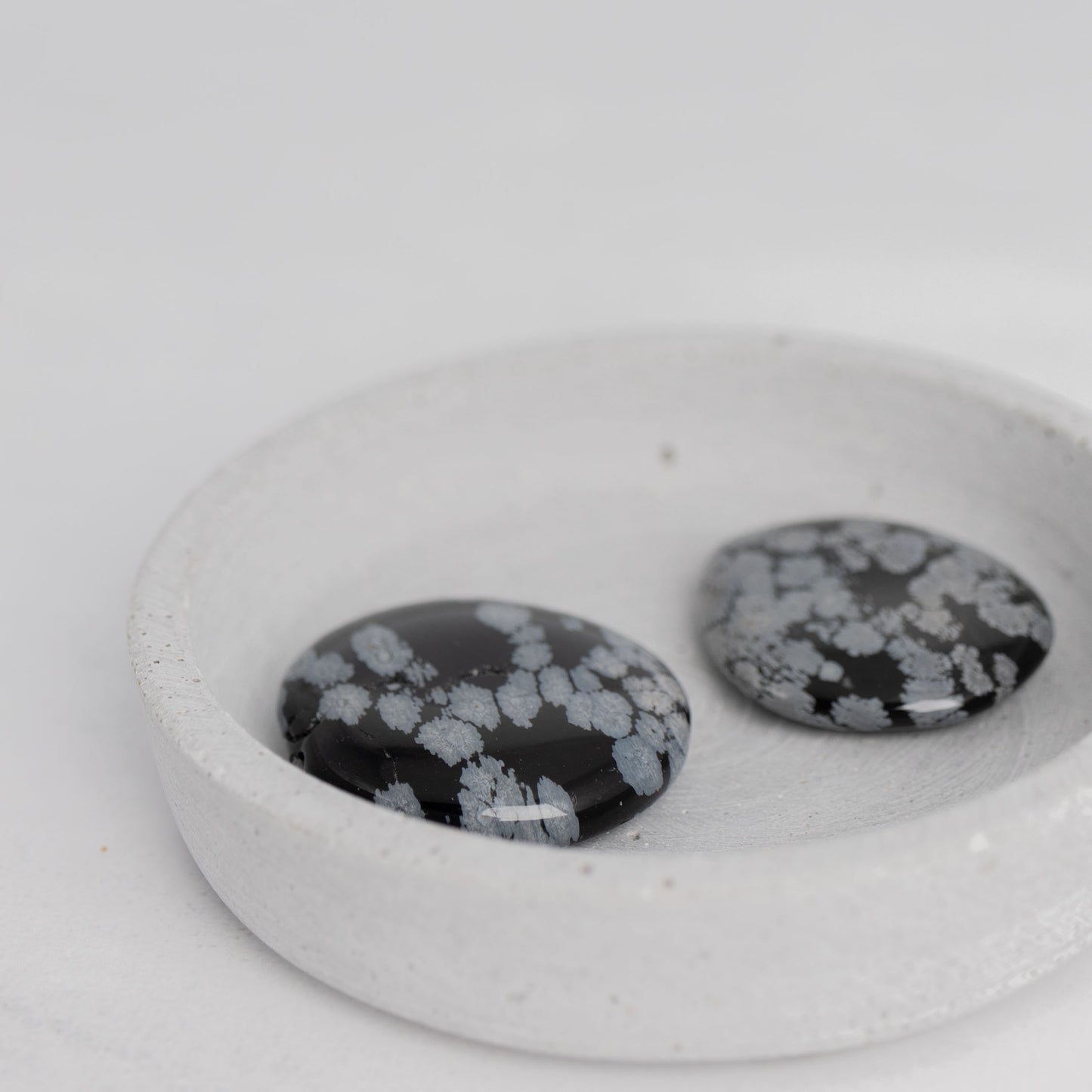 Flachstein Schneeflockenobsidian – löst Blockaden & bringt tiefe Heilung.