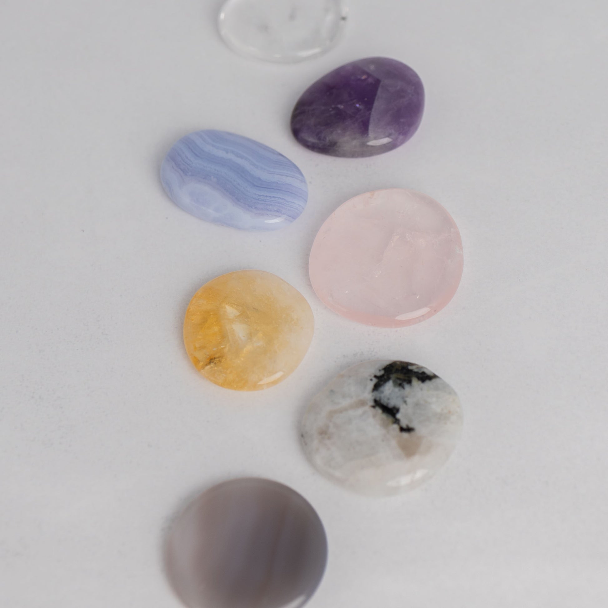 Flachstein-Set Chakra – 7 Edelsteine für Balance & energetische Harmonie.