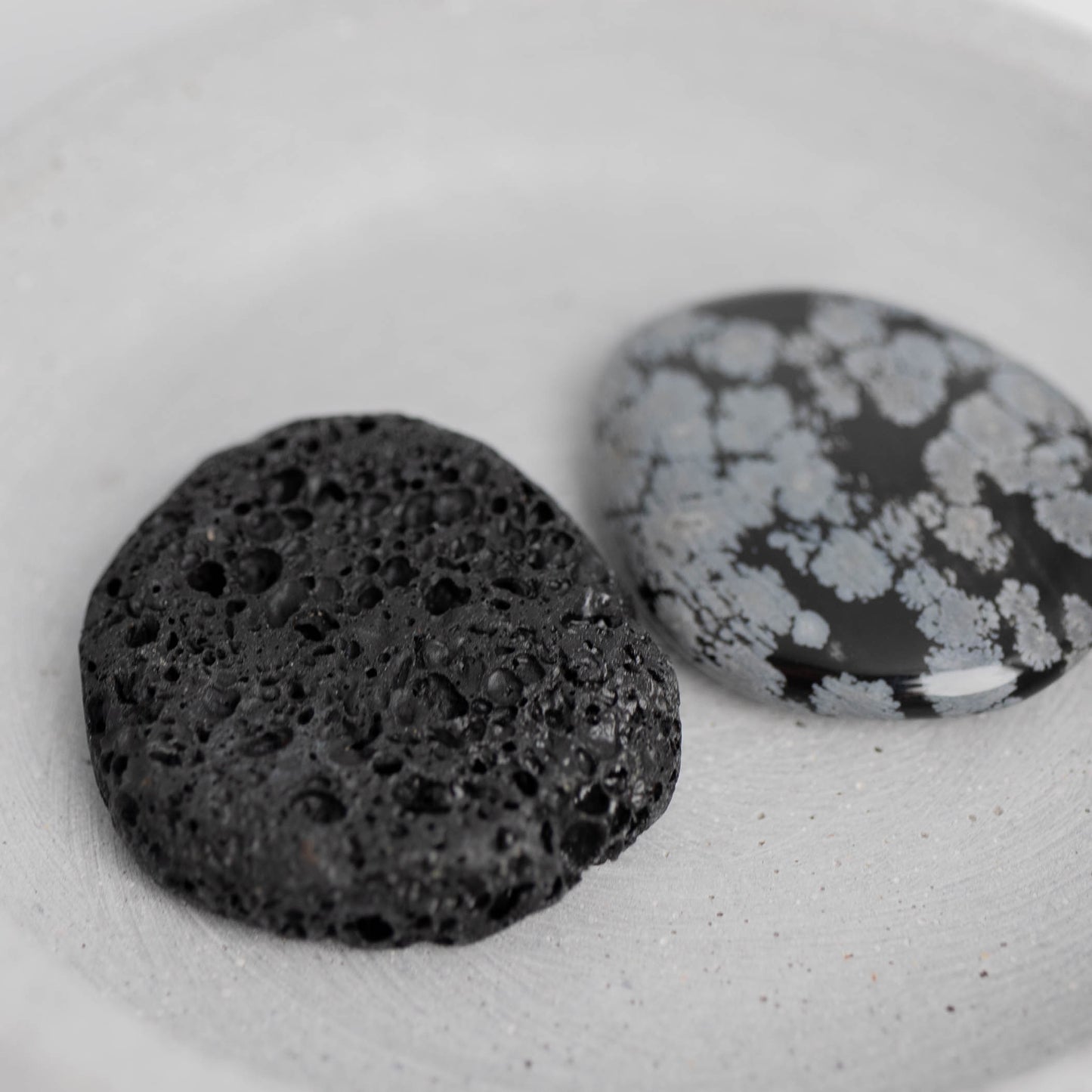 Flachstein-Set Tiefe Heilung – Lava & Schneeflockenobsidian für Transformation & Erdung.