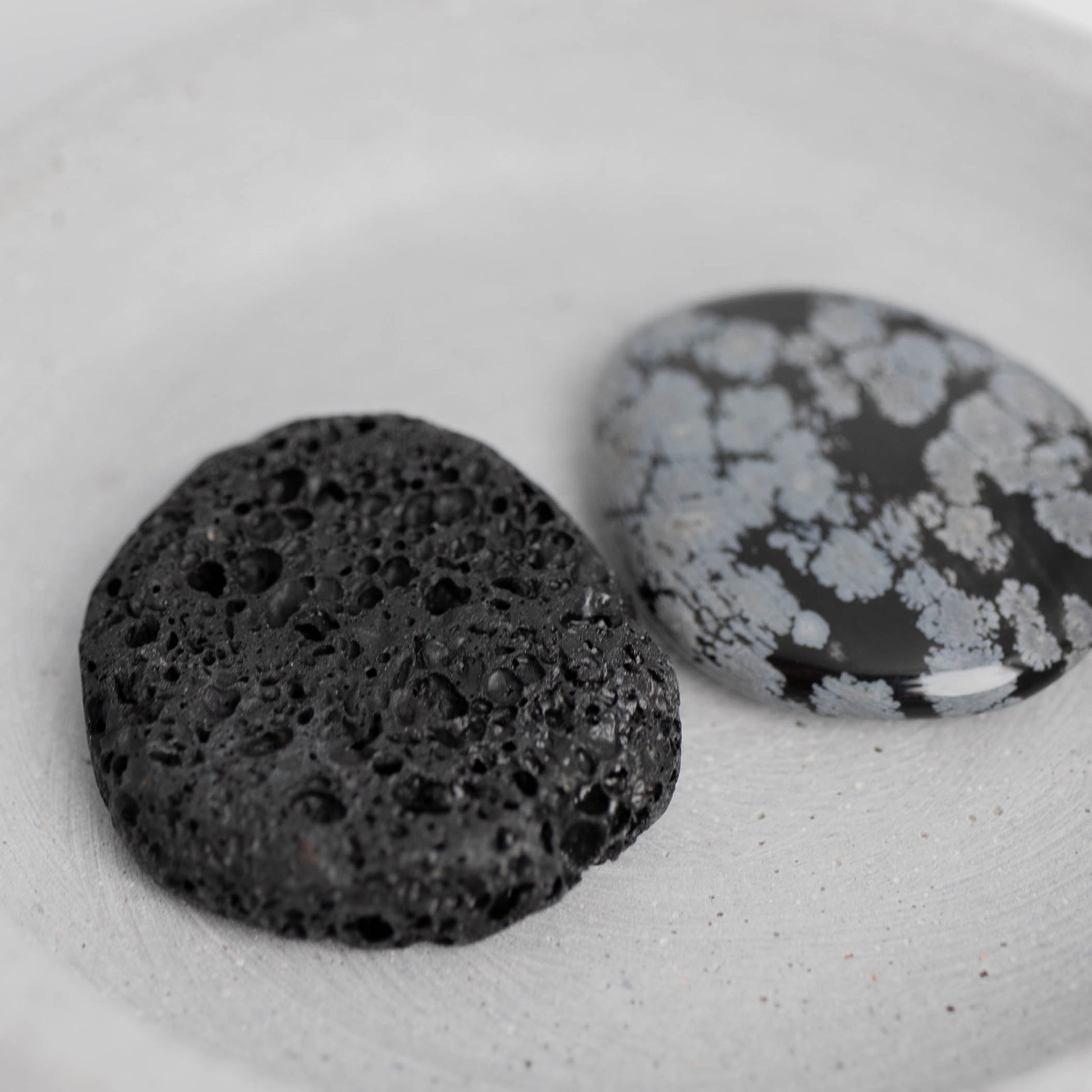 Flachstein-Set Tiefe Heilung – Lava & Schneeflockenobsidian für Transformation & Erdung.