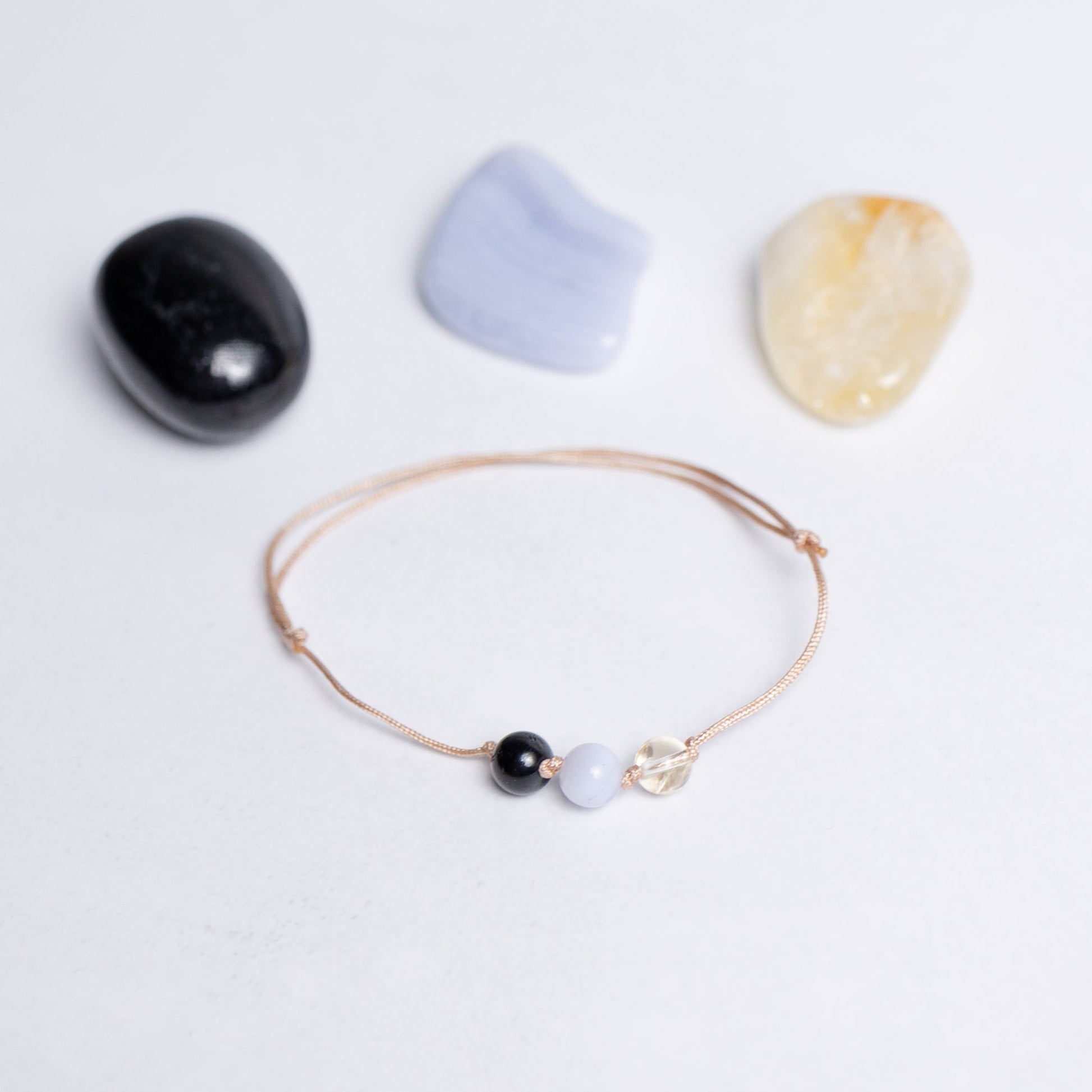 Human Design Armband Manifestor – Citrin, Chalcedon und Schwarzer Turmalin auf Nylonband mit 6mm Perle