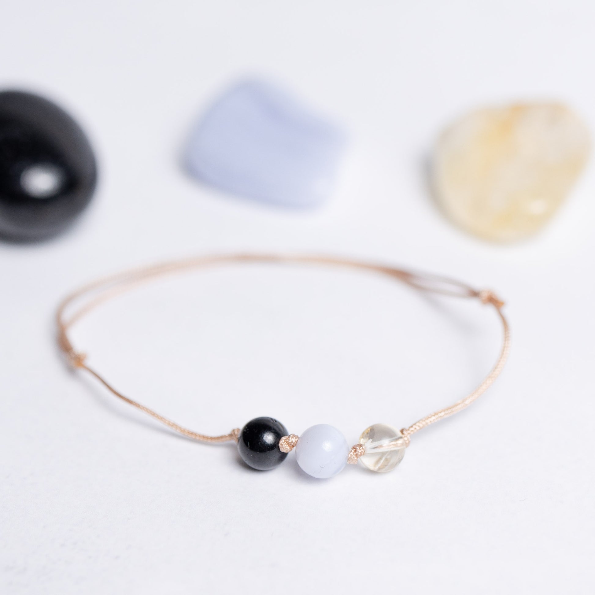 Human Design Armband Manifestor – Citrin, Chalcedon und Schwarzer Turmalin auf Nylonband mit 6mm Perle