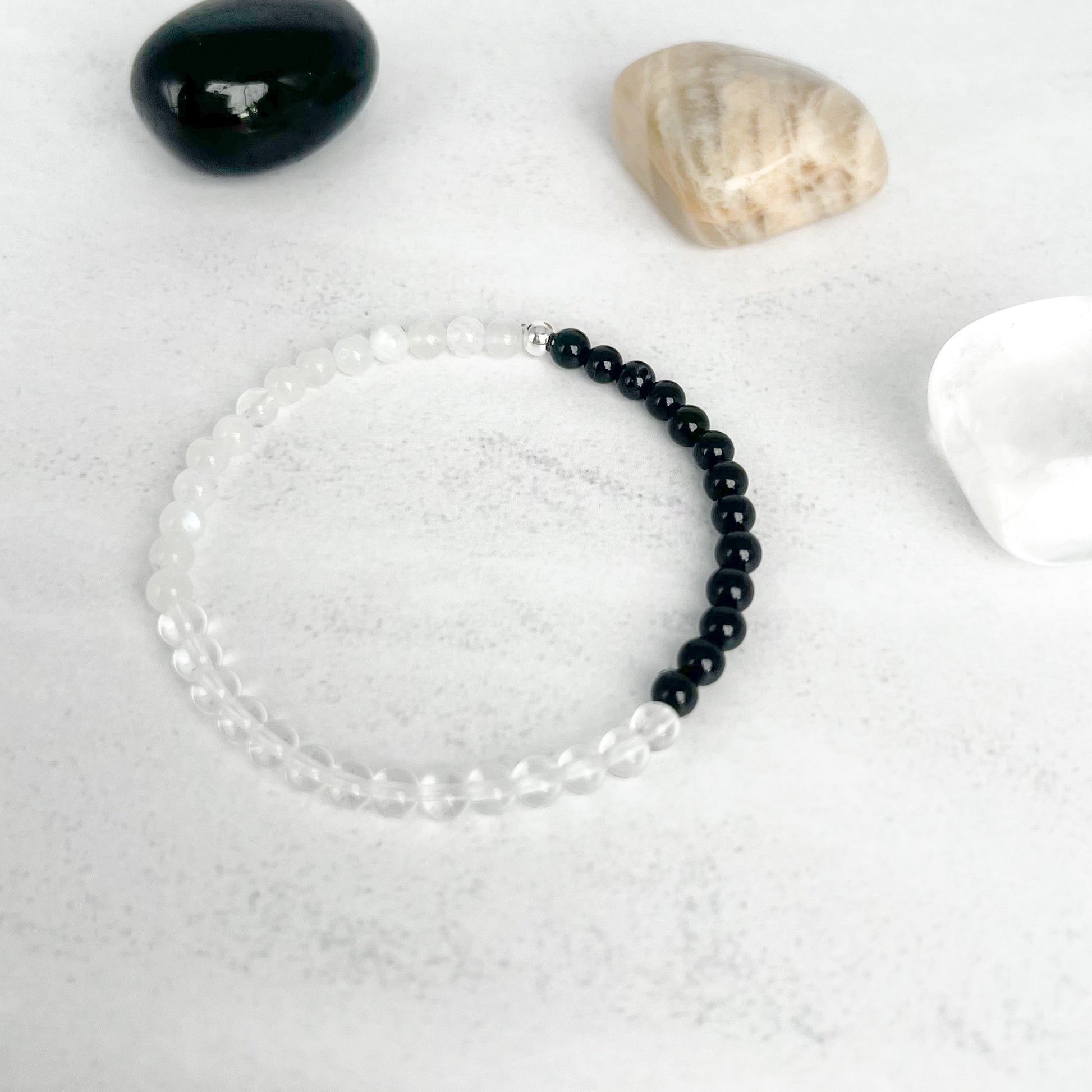 Human Design Armband Reflektor – handgefertigt mit 4 mm Edelsteinperlen aus Bergkristall, Mondstein & Turmalin, energetischer Schmuck für Klarheit & Balance