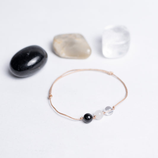 Human Design Armband Reflektor – Bergkristall, Weißer Mondstein und Schwarzer Turmalin auf Nylonband mit 6mm Perle