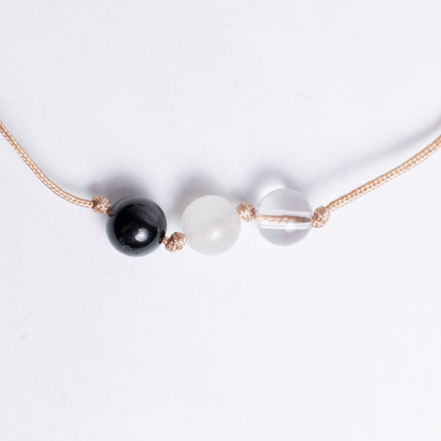 Human Design Armband Reflektor – Bergkristall, Weißer Mondstein und Schwarzer Turmalin auf Nylonband mit 6mm Perle