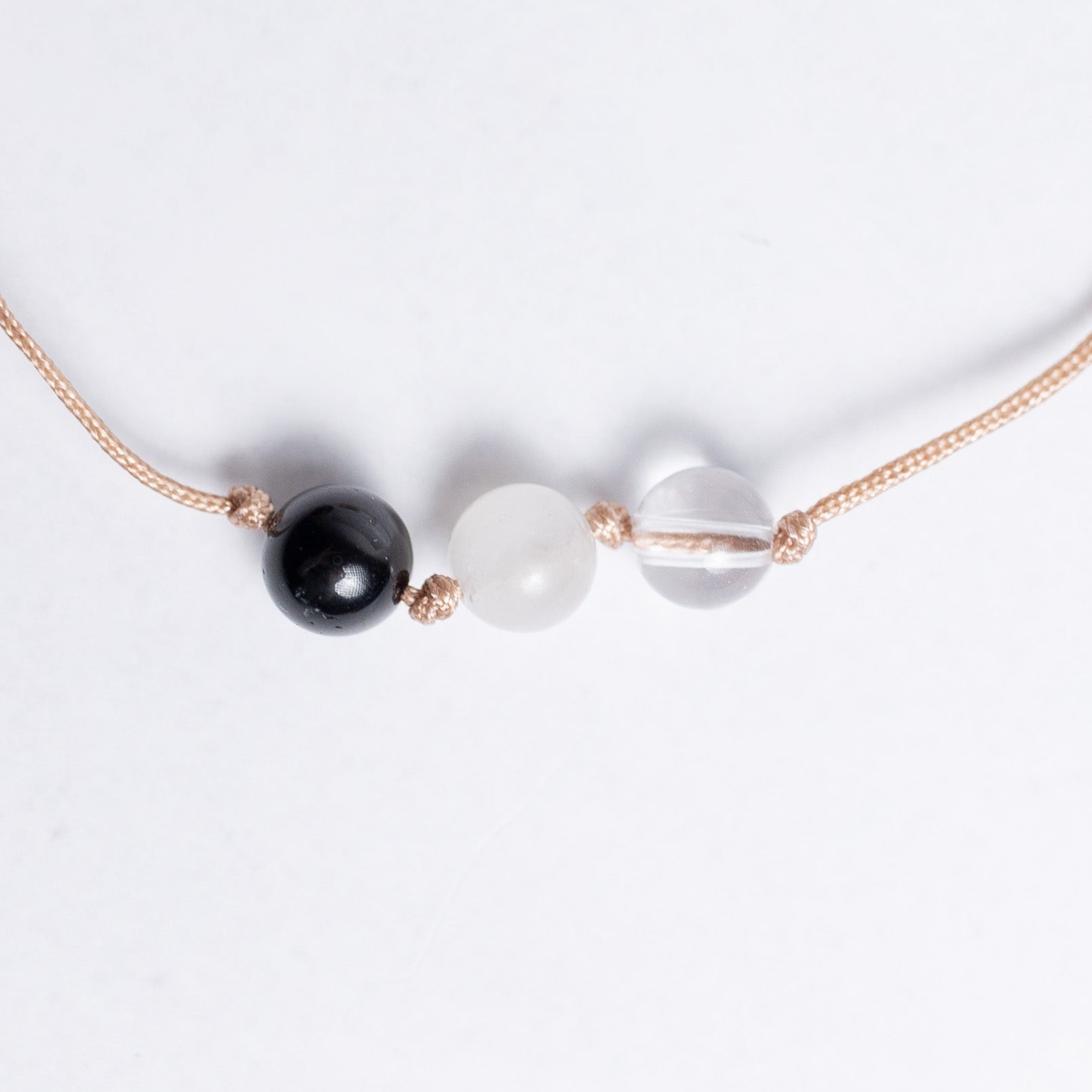 Human Design Armband Reflektor – Bergkristall, Weißer Mondstein und Schwarzer Turmalin auf Nylonband mit 6mm Perle