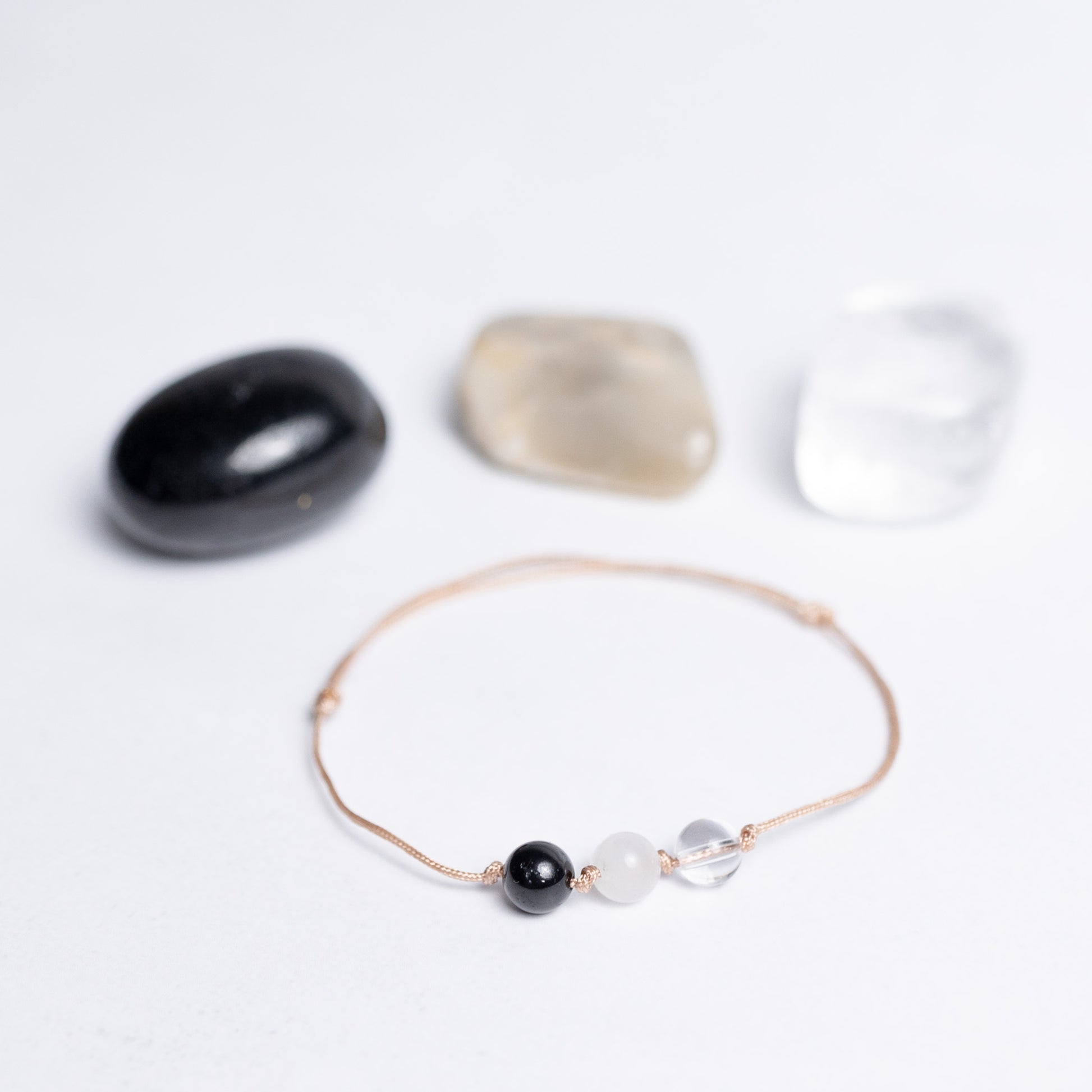 Human Design Armband Reflektor – Bergkristall, Weißer Mondstein und Schwarzer Turmalin auf Nylonband mit 6mm Perle