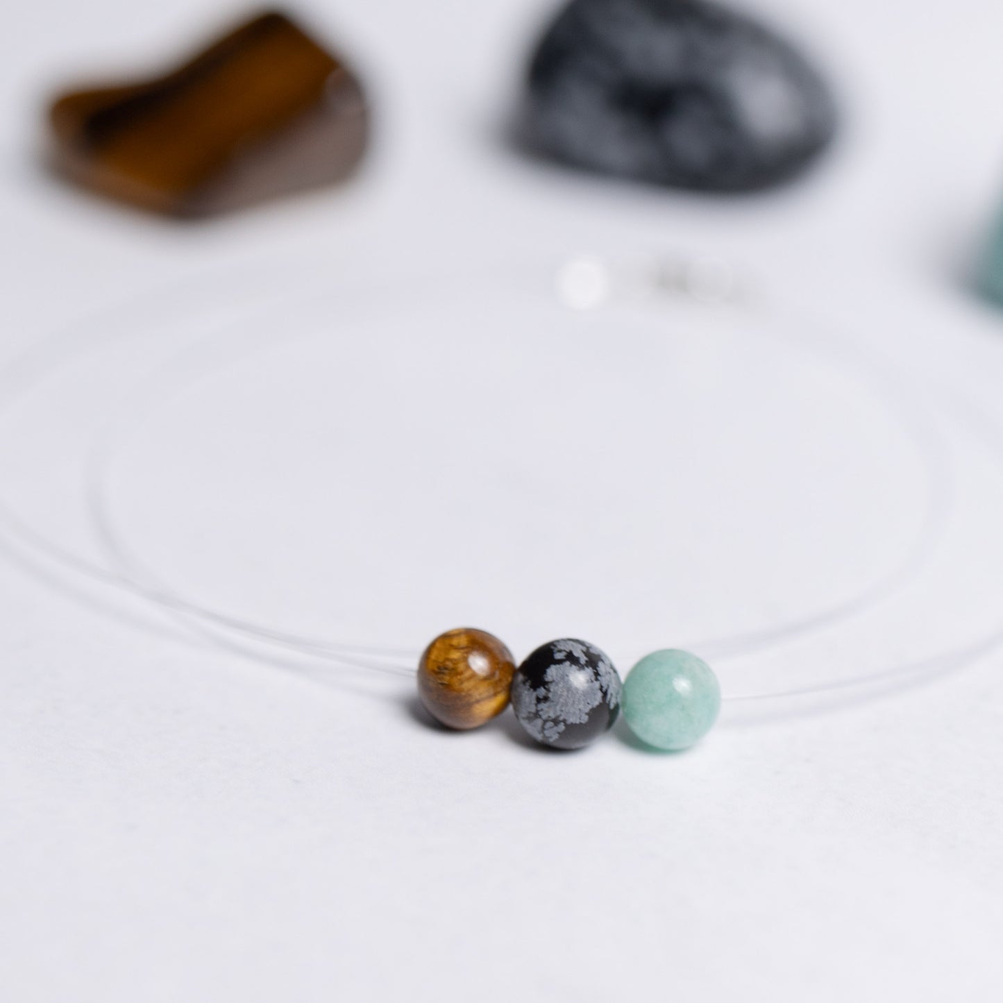 Human Design Kette Generator – Amazonit, Schneeflockenobsidian und Tigerauge auf transparentem Nylonband mit 6mm Perle