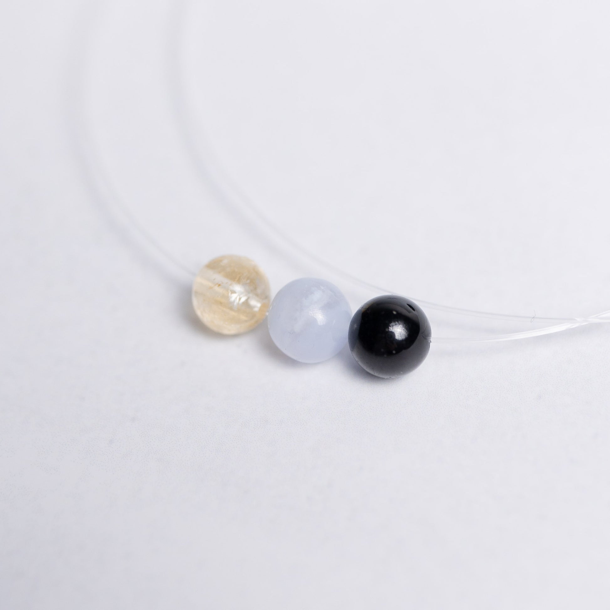 Human Design Kette Manifestor – Citrin, Chalcedon und Schwarzer Turmalin auf transparentem Nylonband mit 6mm Perle
