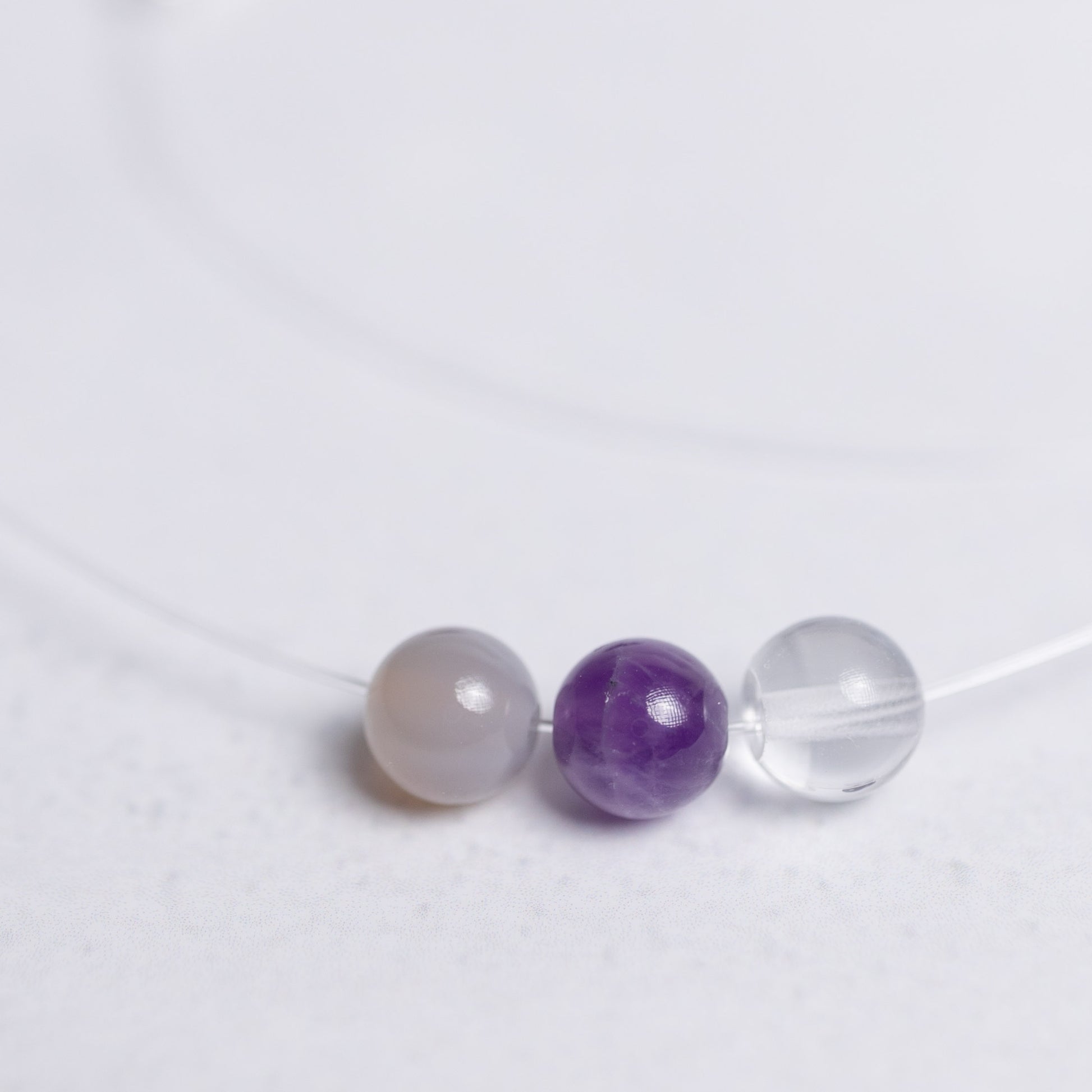 Human Design Kette Projektor – Achat, Amethyst und Bergkristall auf transparentem Nylonband mit 6mm Perle