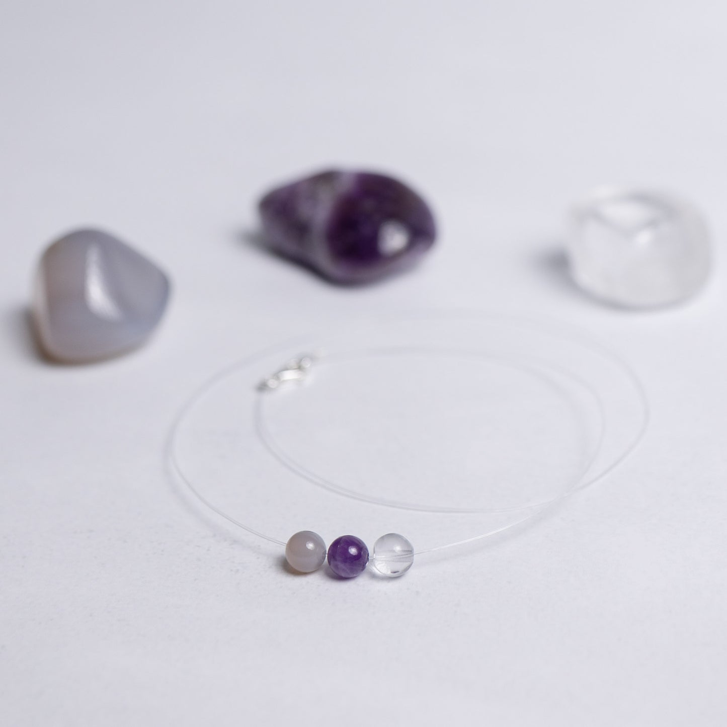 Human Design Kette Projektor – Achat, Amethyst und Bergkristall auf transparentem Nylonband mit 6mm Perle