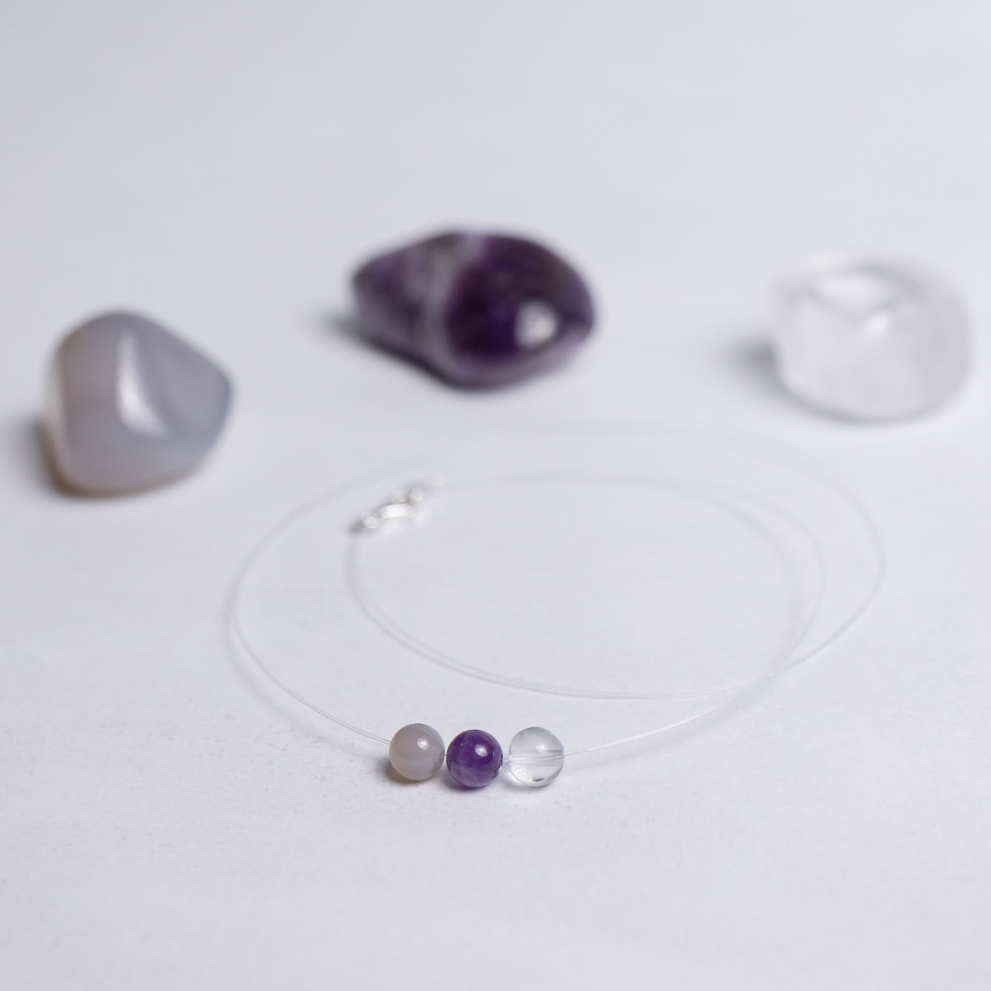 Human Design Kette Projektor – Achat, Amethyst und Bergkristall auf transparentem Nylonband mit 6mm Perle