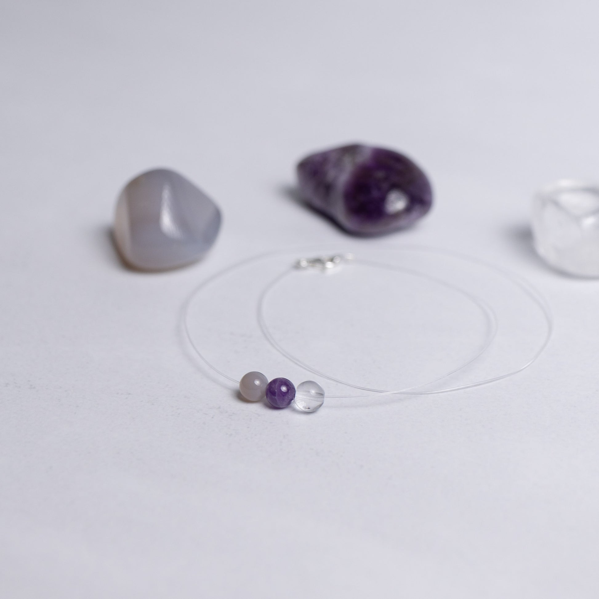 Human Design Kette Projektor – Achat, Amethyst und Bergkristall auf transparentem Nylonband mit 6mm Perle