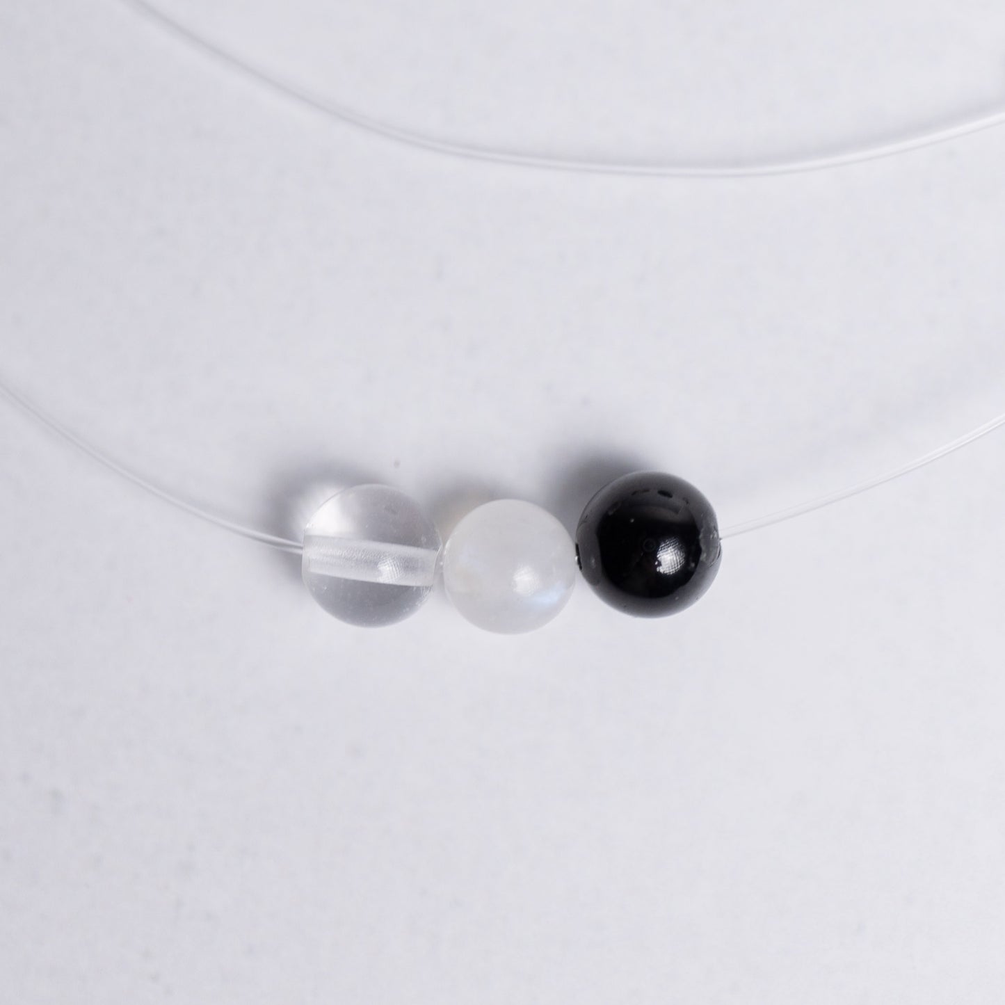 Human Design Kette Reflektor – Bergkristall, Weißer Mondstein und Schwarzer Turmalin auf transparentem Nylonband mit 6mm Perle