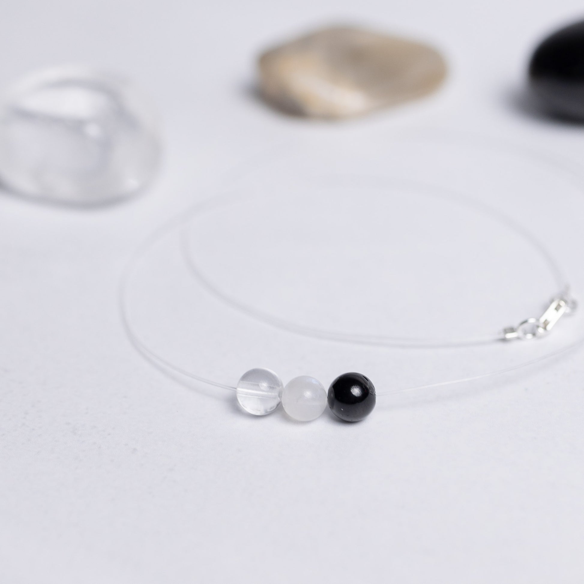 Human Design Kette Reflektor – Bergkristall, Weißer Mondstein und Schwarzer Turmalin auf transparentem Nylonband mit 6mm Perle