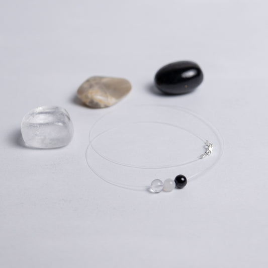 Human Design Kette Reflektor – Bergkristall, Weißer Mondstein und Schwarzer Turmalin auf transparentem Nylonband mit 6mm Perle