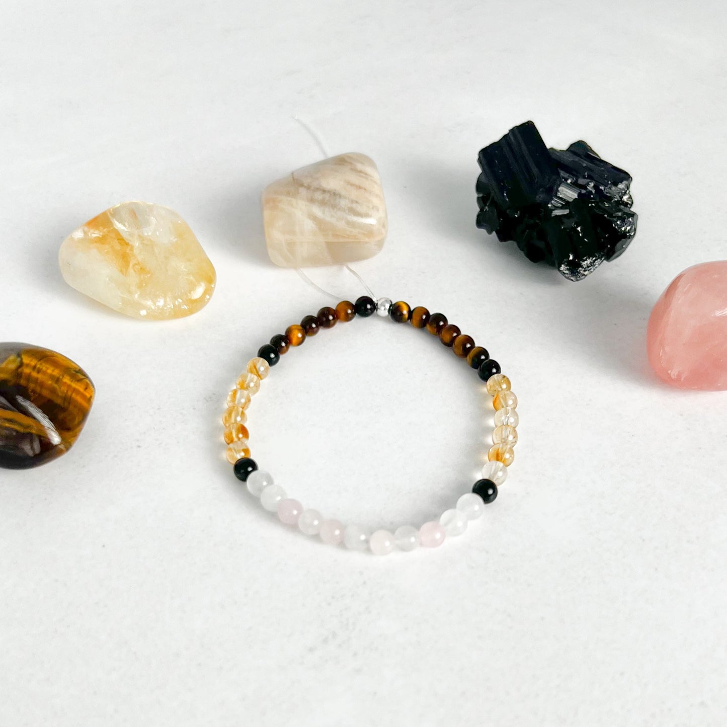 Individuelles Armband mit 4 mm Edelsteinperlen – handgefertigt, energetisch abgestimmt und persönlich für dich gefertigt. Ein einzigartiger Begleiter von Moonlight Edelsteine.