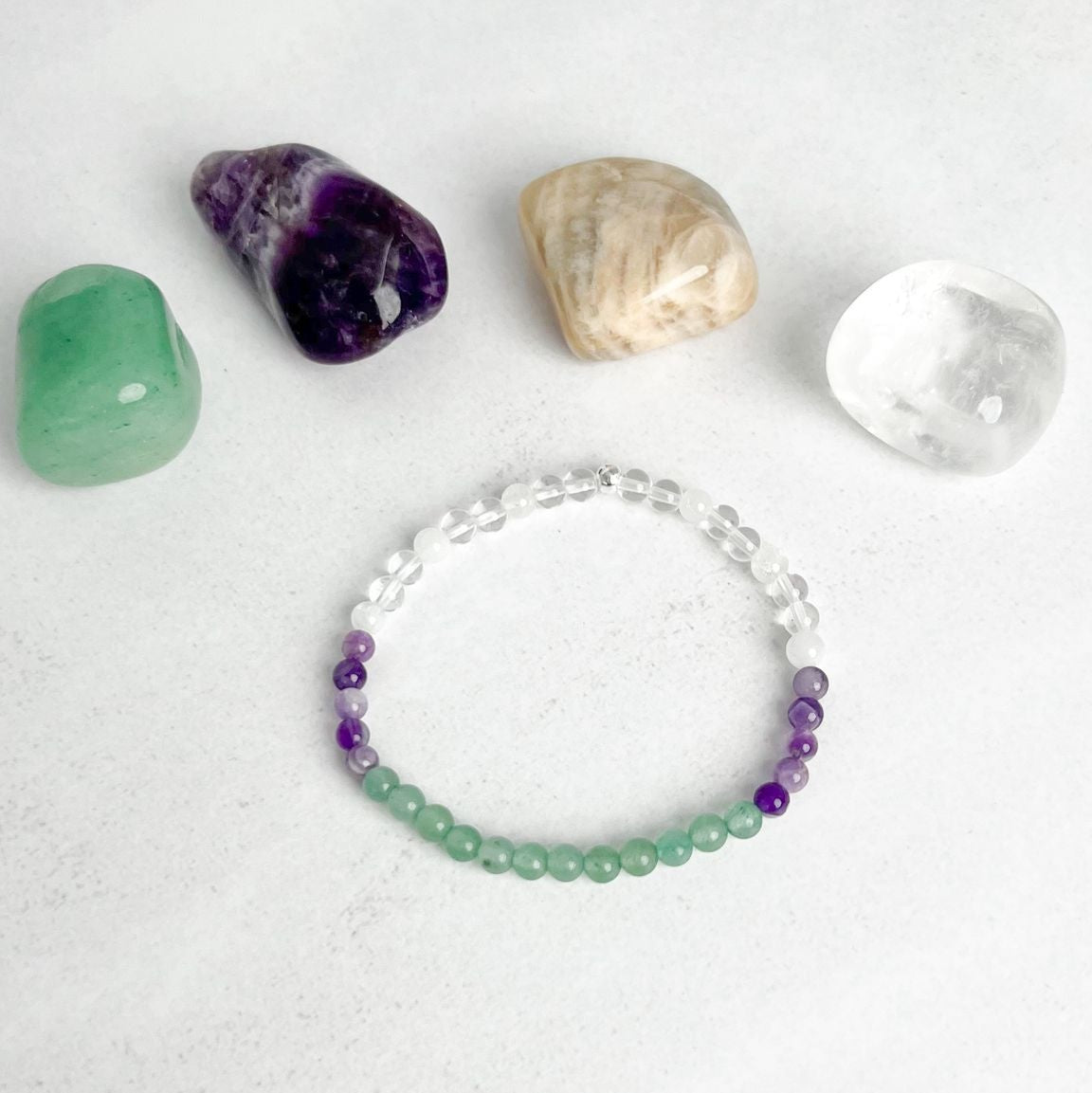 Individuelles Armband mit 4 mm Edelsteinperlen – handgefertigt, energetisch abgestimmt und persönlich für dich gefertigt. Ein einzigartiger Begleiter von Moonlight Edelsteine.