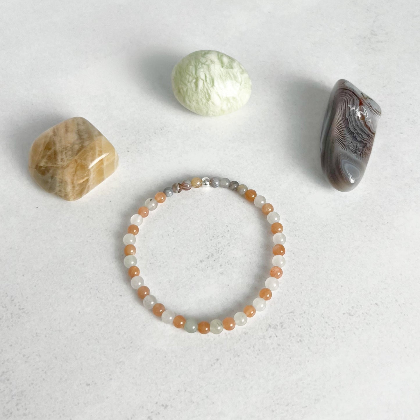 Individuelles Armband mit 4 mm Edelsteinperlen – handgefertigt, energetisch abgestimmt und persönlich für dich gefertigt. Ein einzigartiger Begleiter von Moonlight Edelsteine.