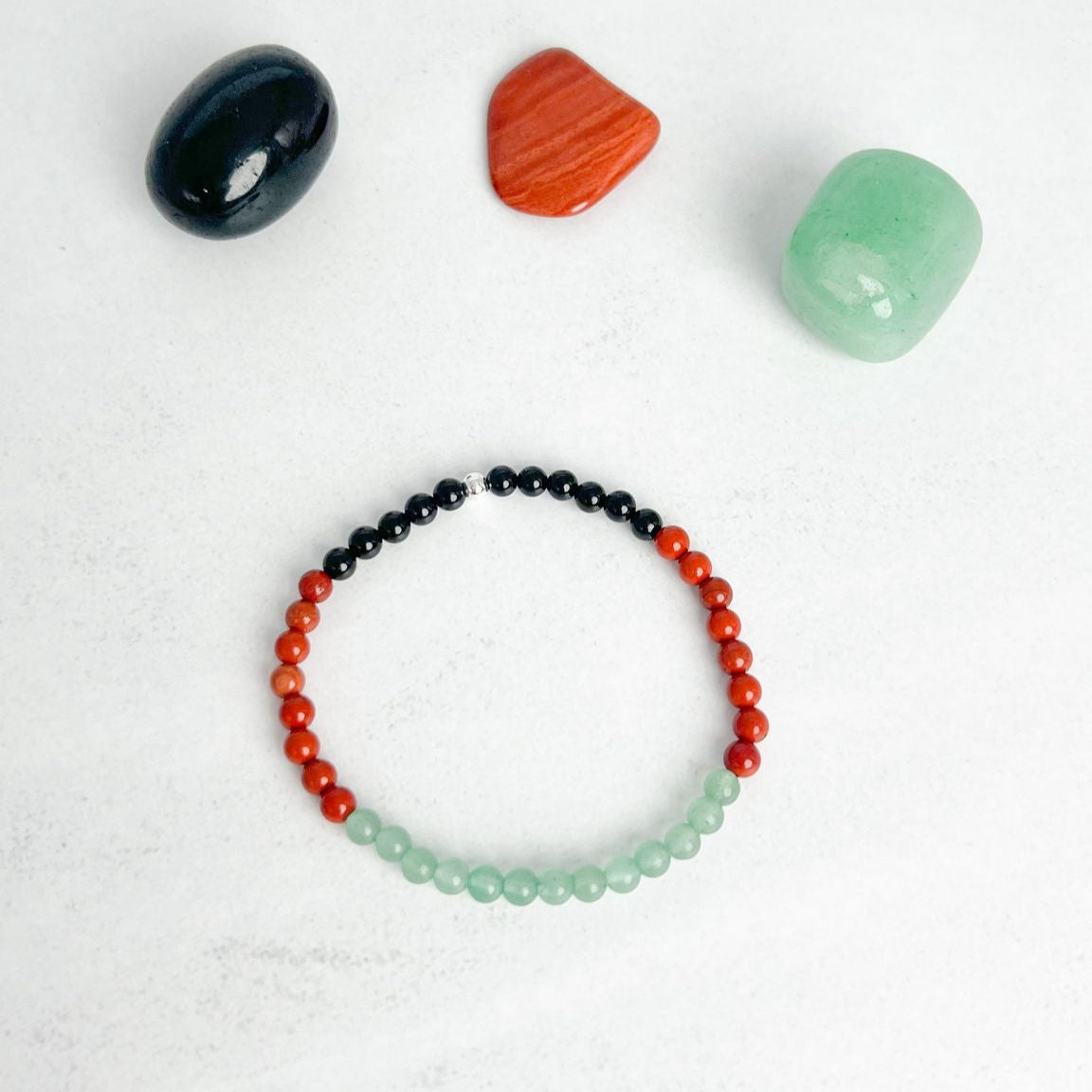 Individuelles Armband mit 4 mm Edelsteinperlen – handgefertigt, energetisch abgestimmt und persönlich für dich gefertigt. Ein einzigartiger Begleiter von Moonlight Edelsteine.