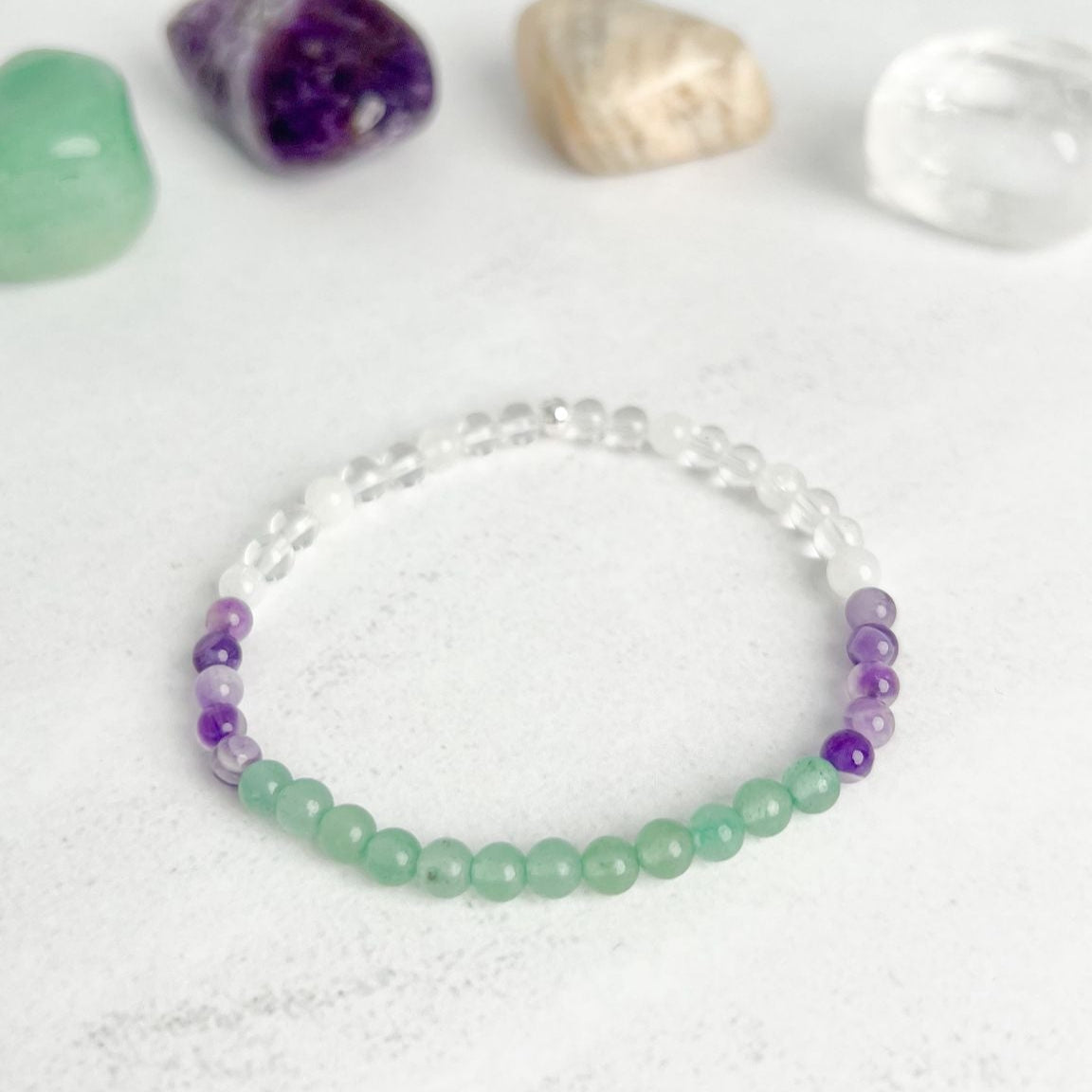 Individuelles Armband mit 4 mm Edelsteinperlen – handgefertigt, energetisch abgestimmt und persönlich für dich gefertigt. Ein einzigartiger Begleiter von Moonlight Edelsteine.