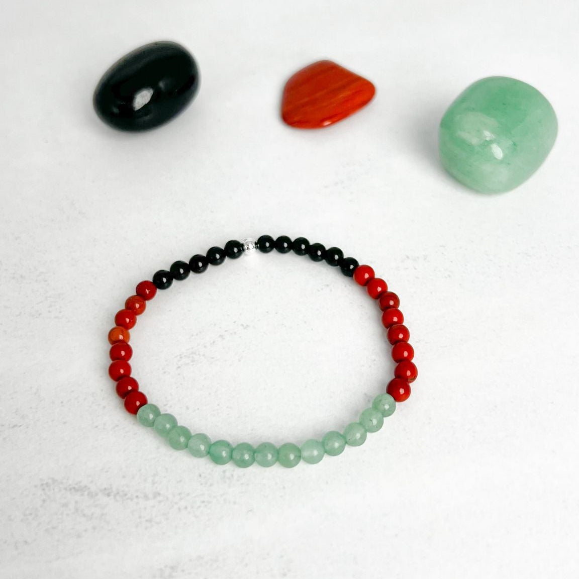 Individuelles Armband mit 4 mm Edelsteinperlen – handgefertigt, energetisch abgestimmt und persönlich für dich gefertigt. Ein einzigartiger Begleiter von Moonlight Edelsteine.
