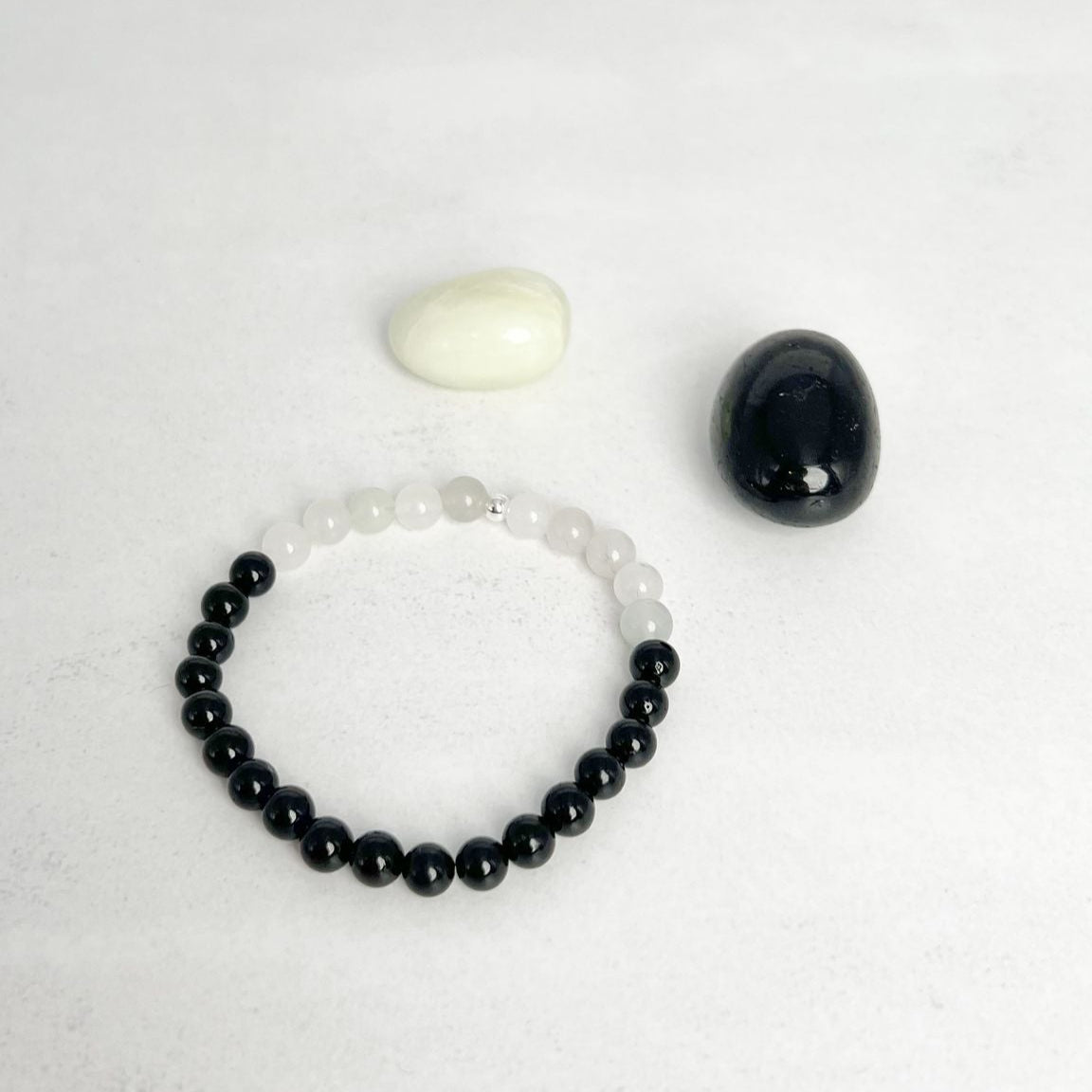 Individuelles Armband mit 4 mm Edelsteinperlen – handgefertigt, energetisch abgestimmt und persönlich für dich gefertigt. Ein einzigartiger Begleiter von Moonlight Edelsteine.