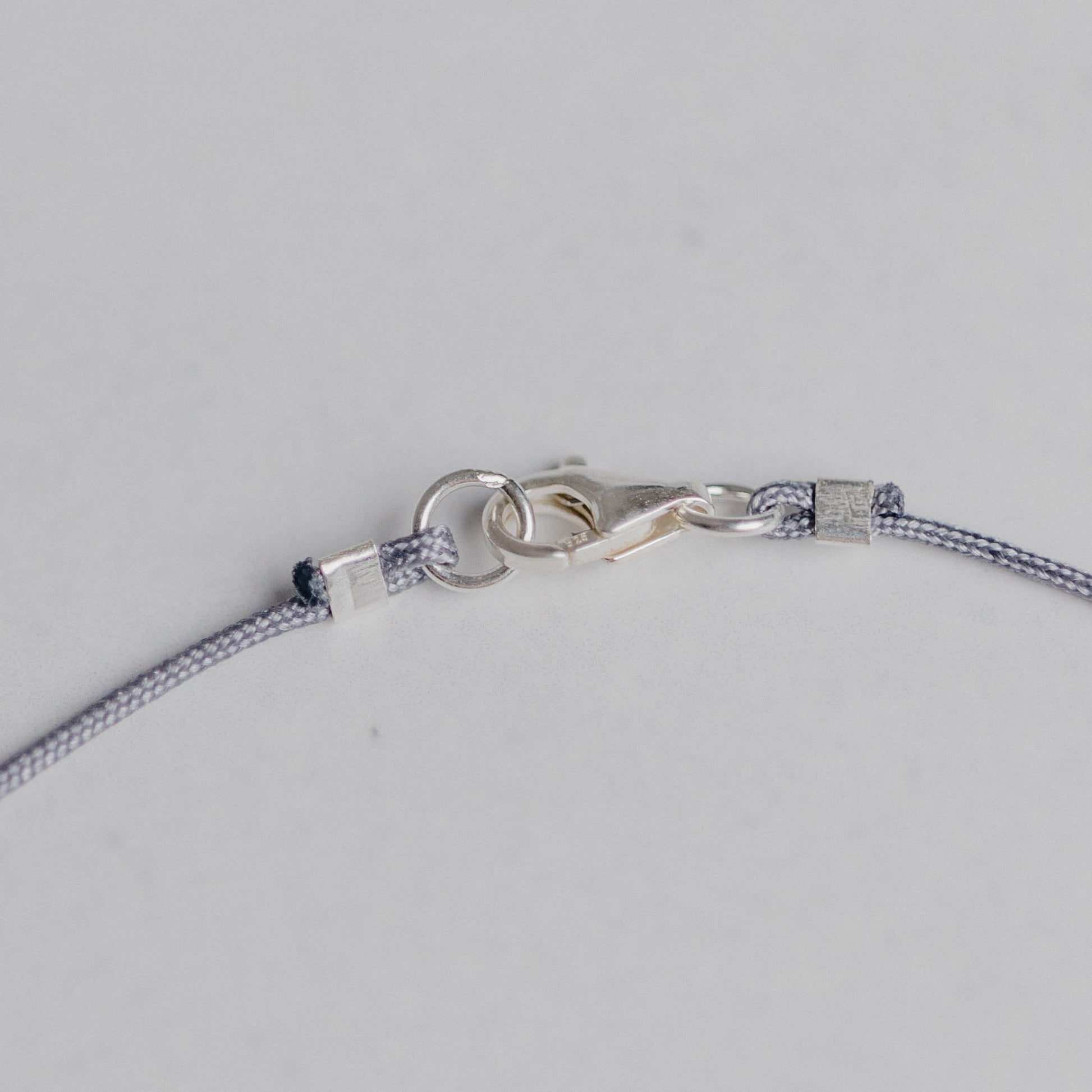 Karabiner-Verschluss für handgefertigten Schmuck von Moonlight Edelsteine – robust, sicher und stilvoll.