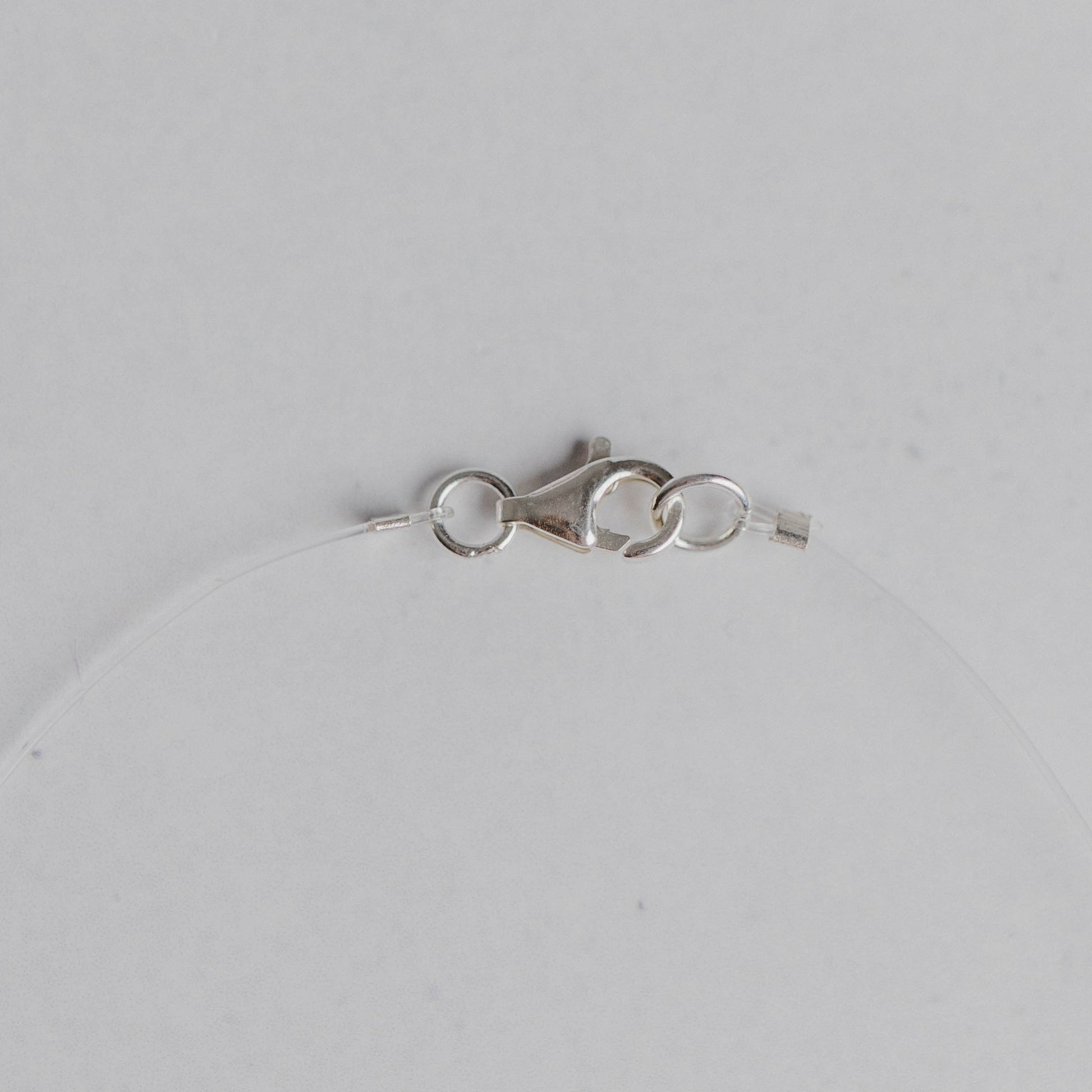 Karabiner-Verschluss für handgefertigten Schmuck von Moonlight Edelsteine – robust, sicher und stilvoll.