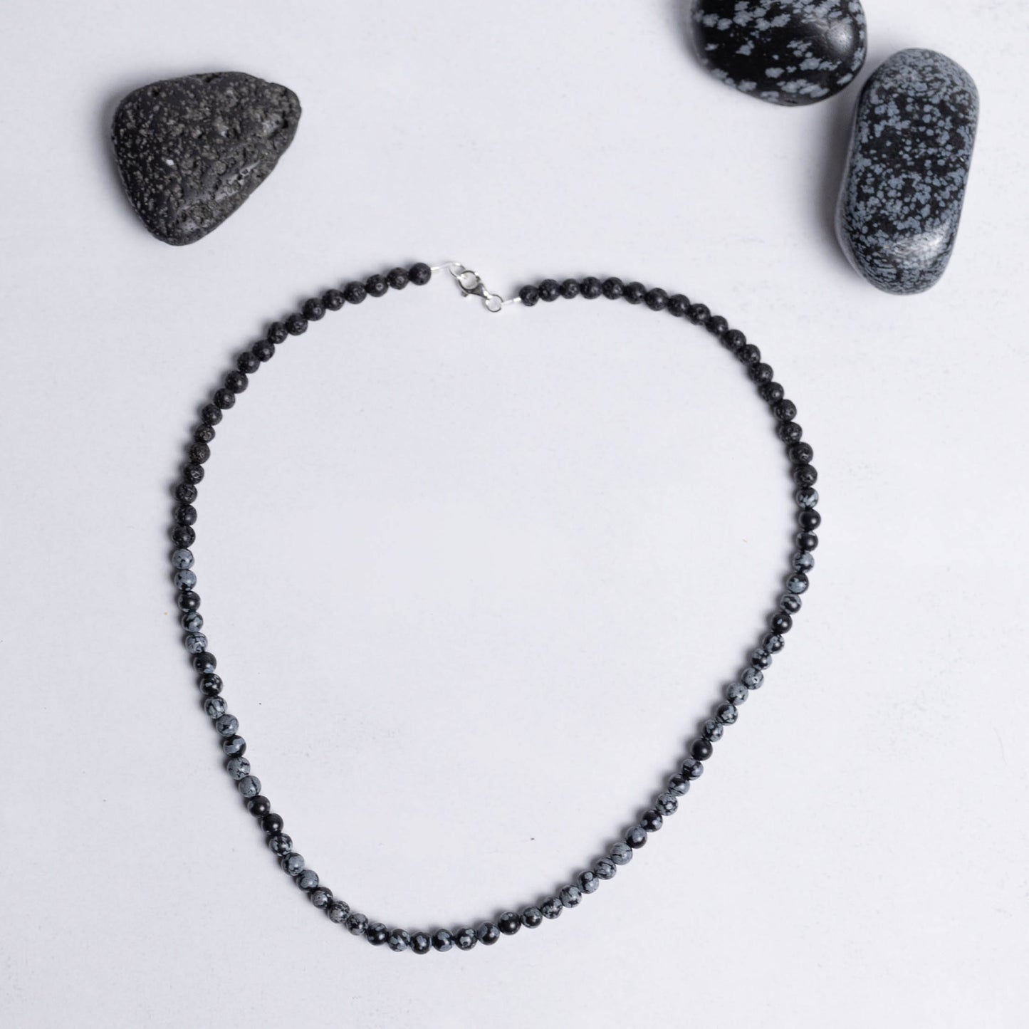 Kette Tiefe Heilung mit 4mm Edelsteinperlen Schneeflockenobsidian und Lava – für Kraft, Heilung und Erdung