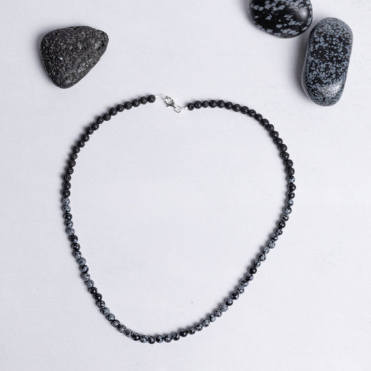 Kette Tiefe Heilung mit 4mm Edelsteinperlen Schneeflockenobsidian und Lava – für Kraft, Heilung und Erdung