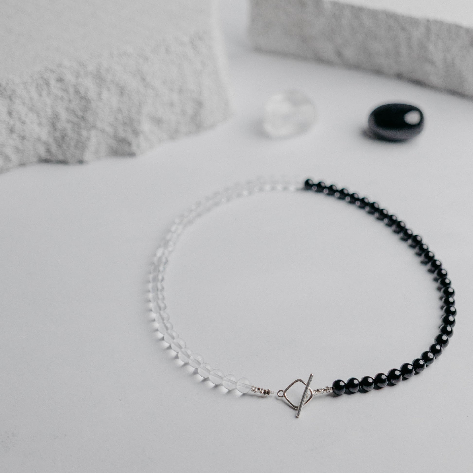 Aluma Kette mit zwei Edelsteinsorten und modernem O-T Verschluss vorne. Ein handgefertigtes Schmuckstück von Moonlight Edelsteine – individuell, kraftvoll und einzigartig.