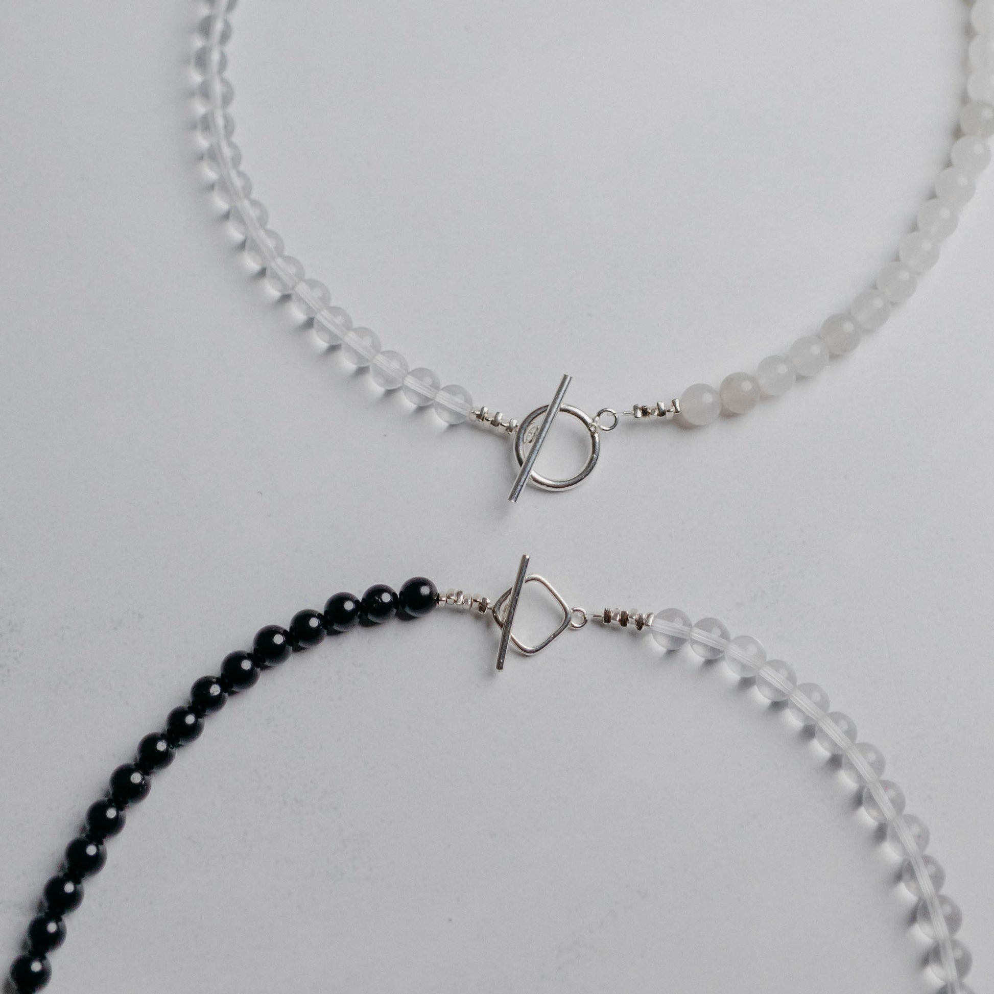 Aluma Kette mit zwei Edelsteinsorten und modernem O-T Verschluss vorne. Ein handgefertigtes Schmuckstück von Moonlight Edelsteine – individuell, kraftvoll und einzigartig.