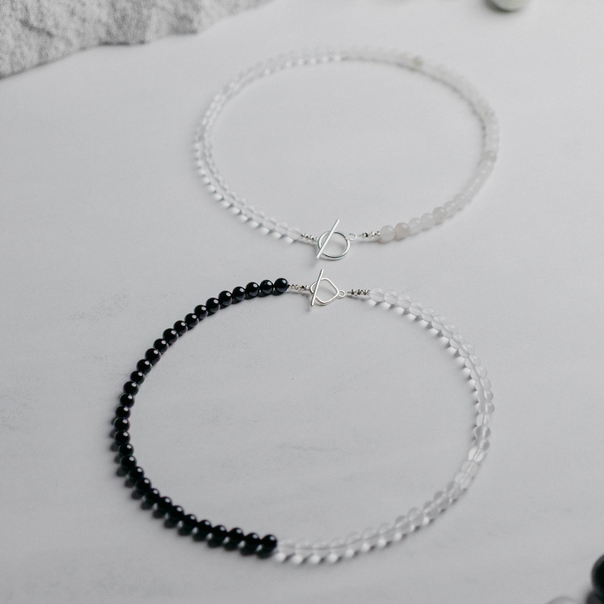Aluma Kette mit zwei Edelsteinsorten und modernem O-T Verschluss vorne. Ein handgefertigtes Schmuckstück von Moonlight Edelsteine – individuell, kraftvoll und einzigartig.