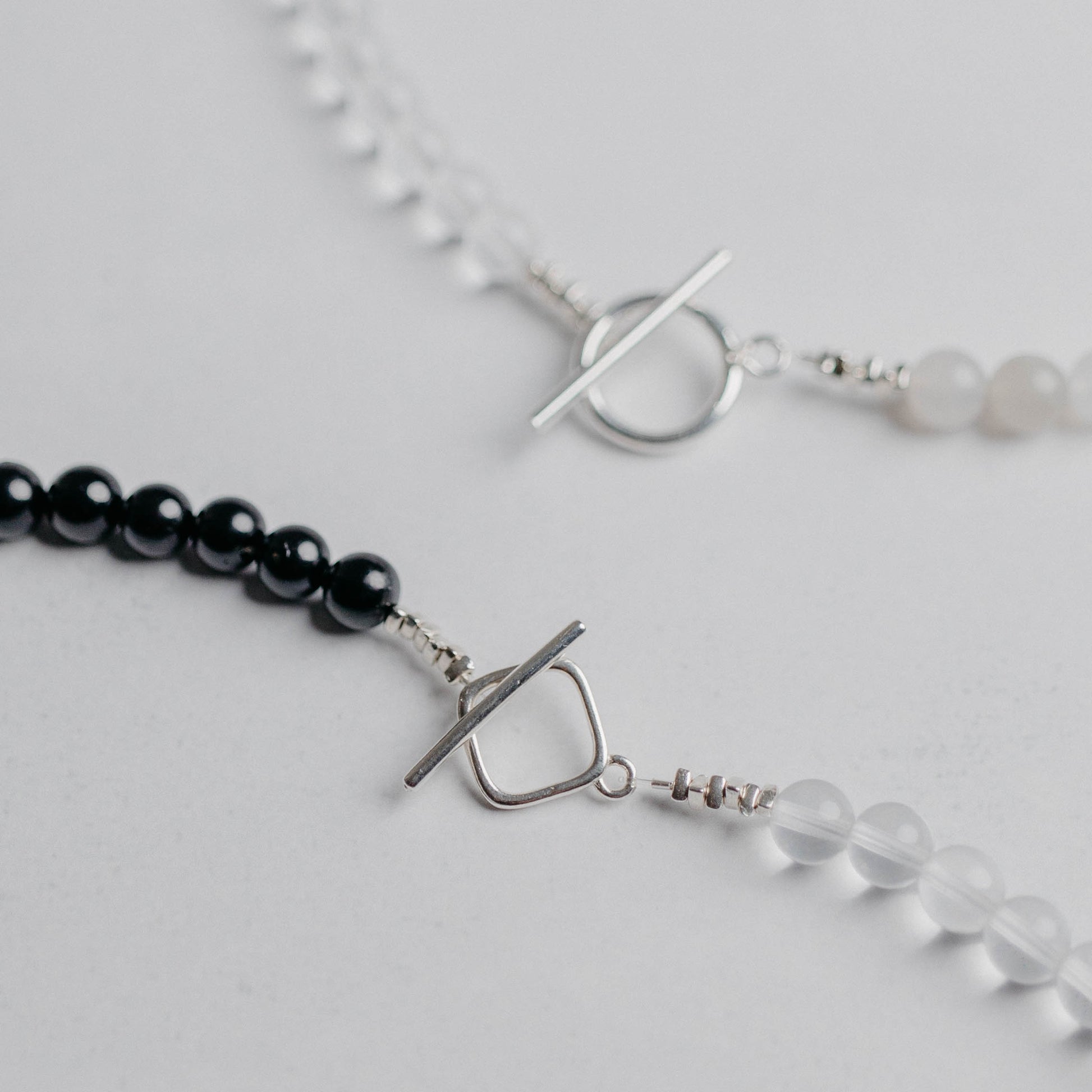 Aluma Kette mit zwei Edelsteinsorten und modernem O-T Verschluss vorne. Ein handgefertigtes Schmuckstück von Moonlight Edelsteine – individuell, kraftvoll und einzigartig.