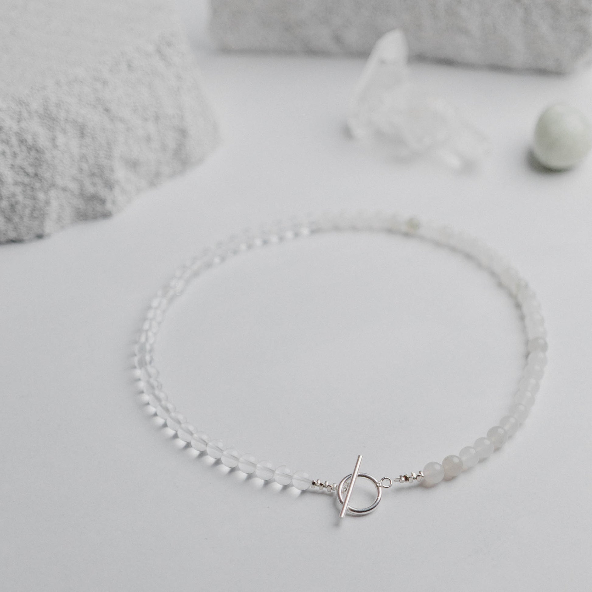 Aluma Kette mit zwei Edelsteinsorten und modernem O-T Verschluss vorne. Ein handgefertigtes Schmuckstück von Moonlight Edelsteine – individuell, kraftvoll und einzigartig.