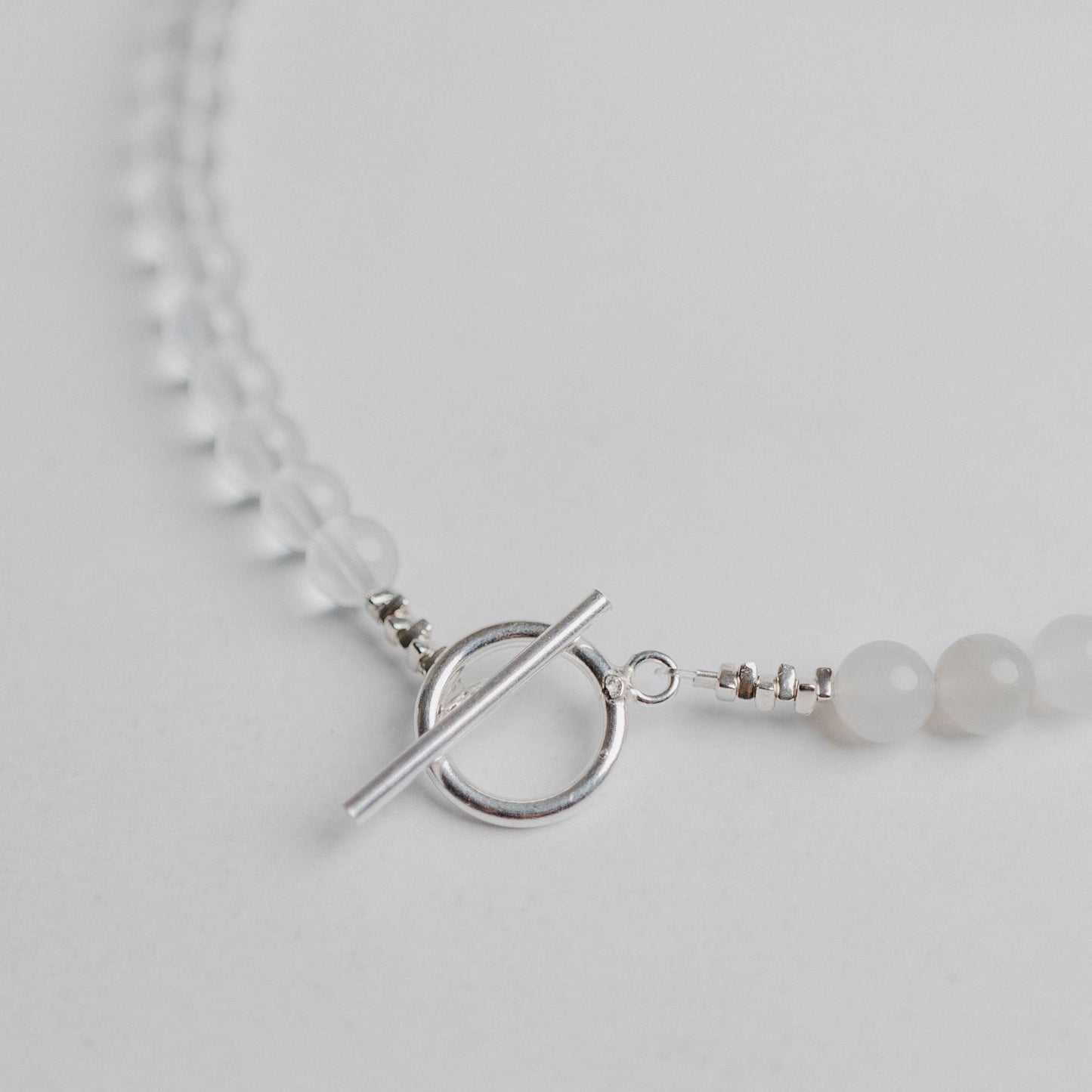 Aluma Kette mit zwei Edelsteinsorten und modernem O-T Verschluss vorne. Ein handgefertigtes Schmuckstück von Moonlight Edelsteine – individuell, kraftvoll und einzigartig.