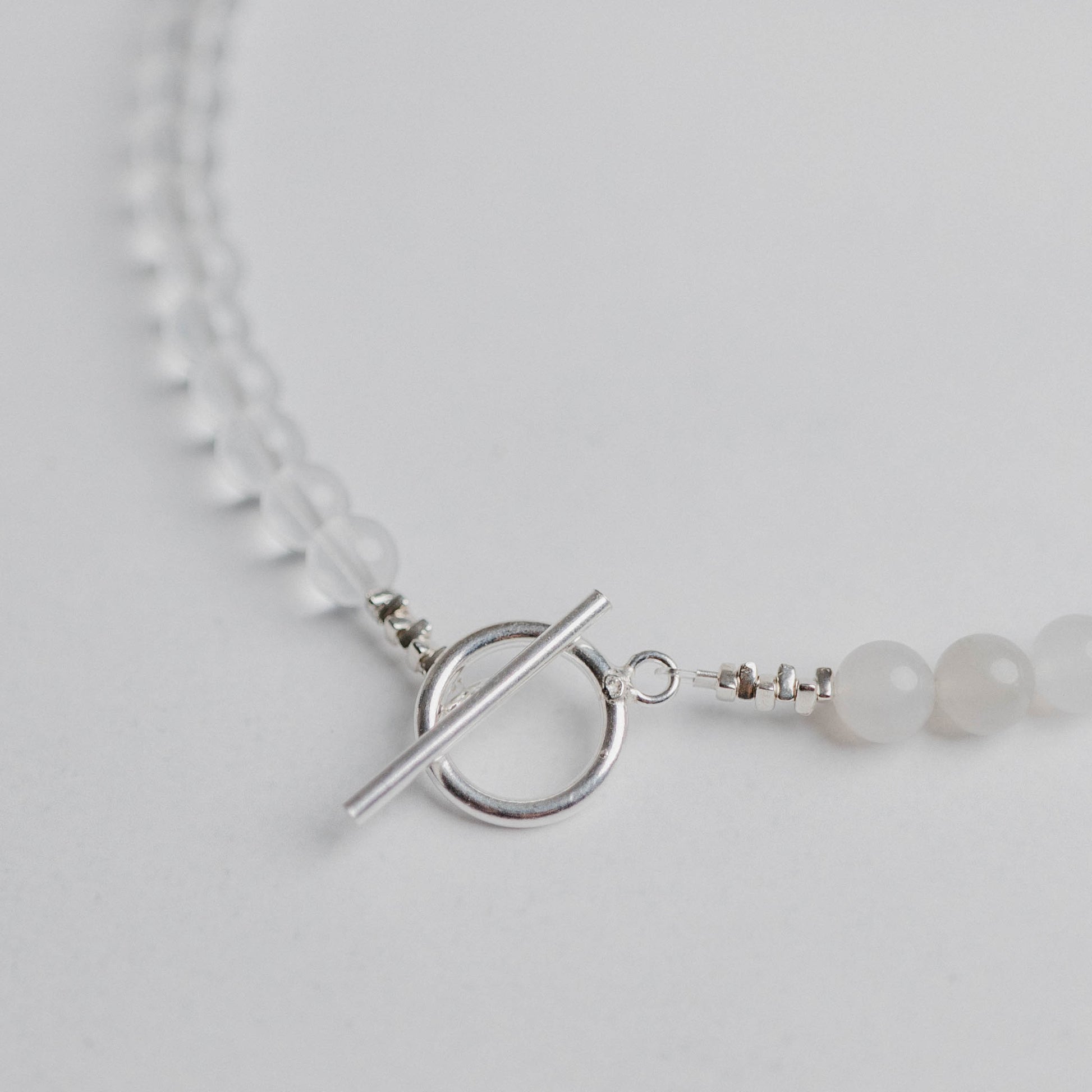 Aluma Kette mit zwei Edelsteinsorten und modernem O-T Verschluss vorne. Ein handgefertigtes Schmuckstück von Moonlight Edelsteine – individuell, kraftvoll und einzigartig.