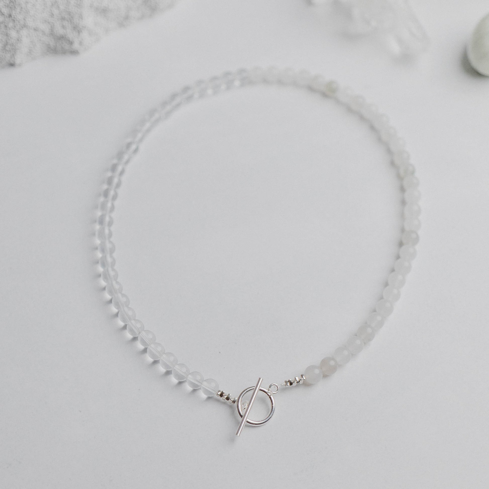 Aluma Kette mit zwei Edelsteinsorten und modernem O-T Verschluss vorne. Ein handgefertigtes Schmuckstück von Moonlight Edelsteine – individuell, kraftvoll und einzigartig.