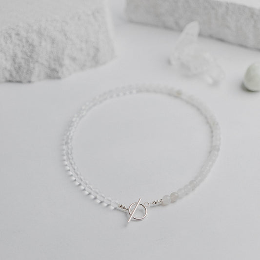 Aluma Kette mit zwei Edelsteinsorten und modernem O-T Verschluss vorne. Ein handgefertigtes Schmuckstück von Moonlight Edelsteine – individuell, kraftvoll und einzigartig.