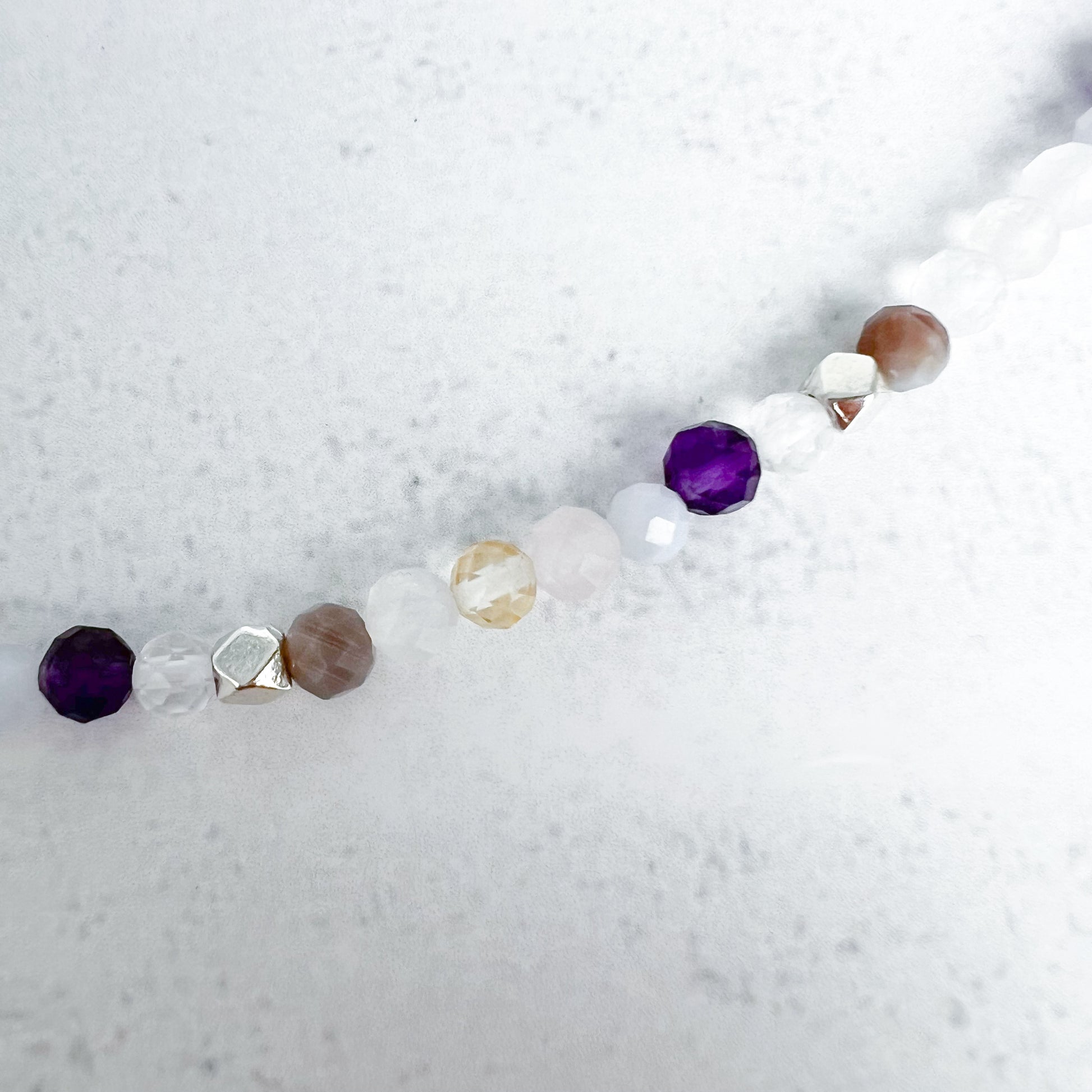 Handgefertigte Chakra-Kette mit facettierten Edelstein-Perlen – spiritueller Schmuck für Balance und Energiefluss